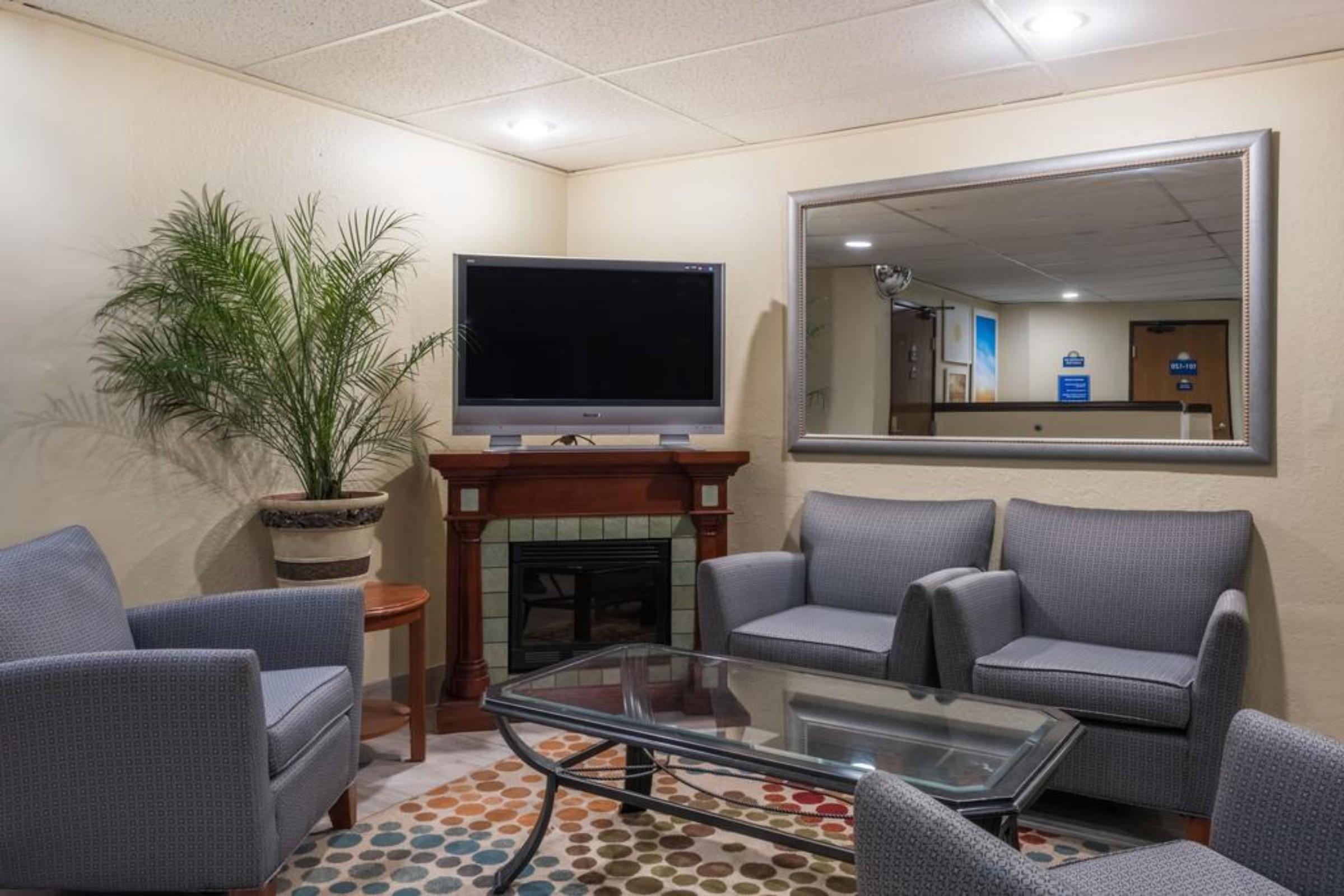 Vista Lobby Days Inn by Wyndham Greenfield