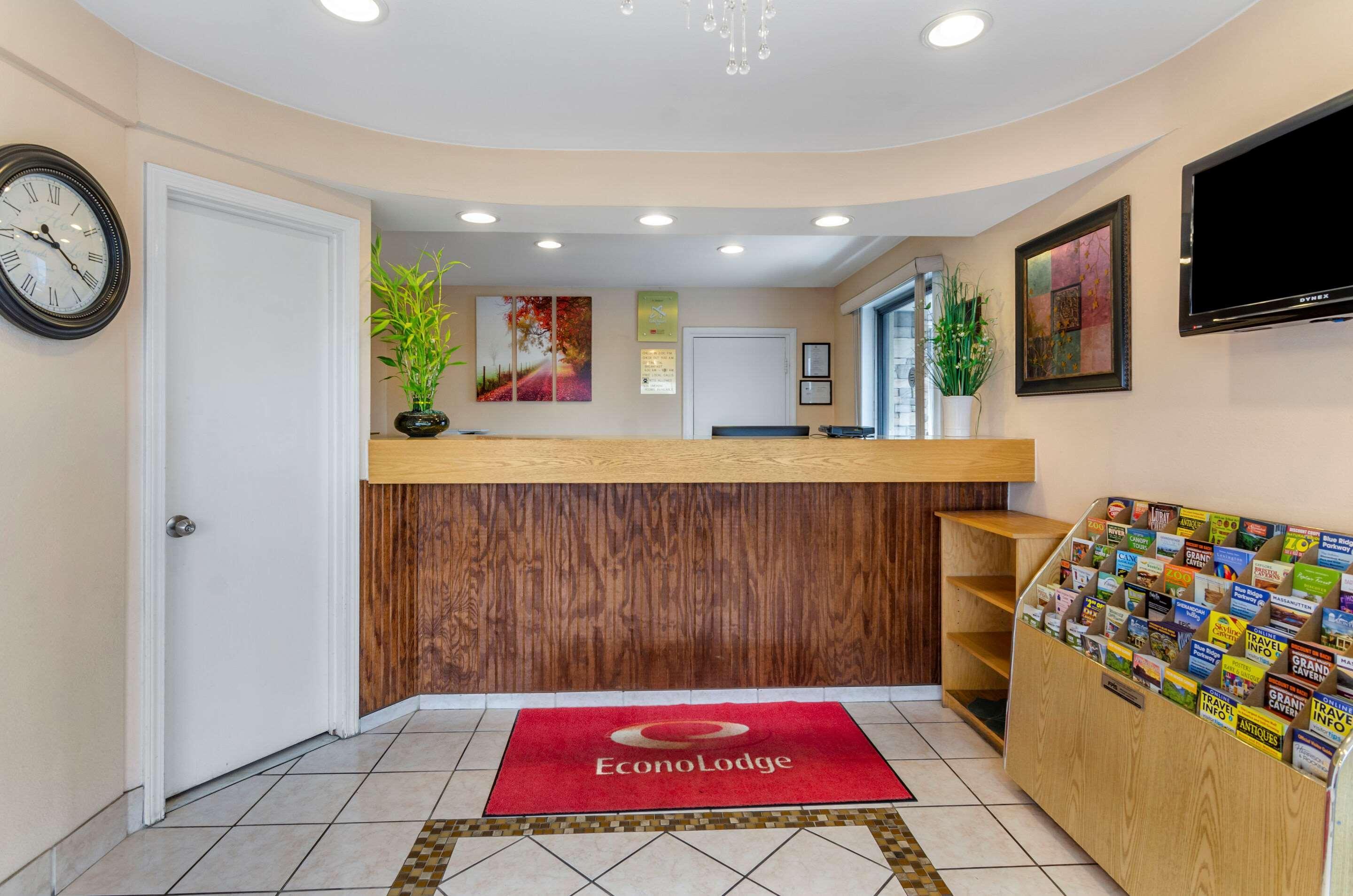 Vista Lobby Econo Lodge Civic Center