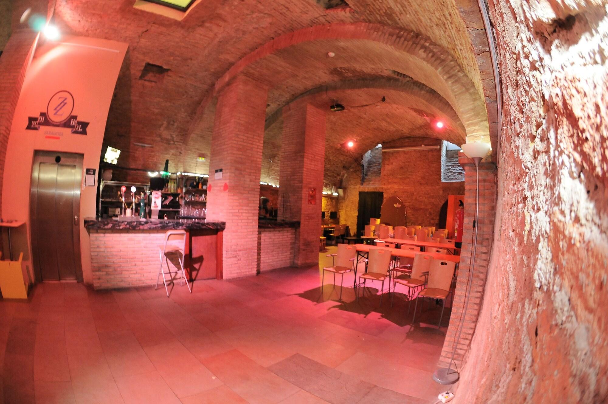 Bar/Salón Albergue Zaragoza Hostel