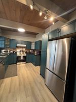 Alquiler Vacacional - Charming & Spacious 2BR Upper Suite | Large Kitchen w/Private Entry & Deck