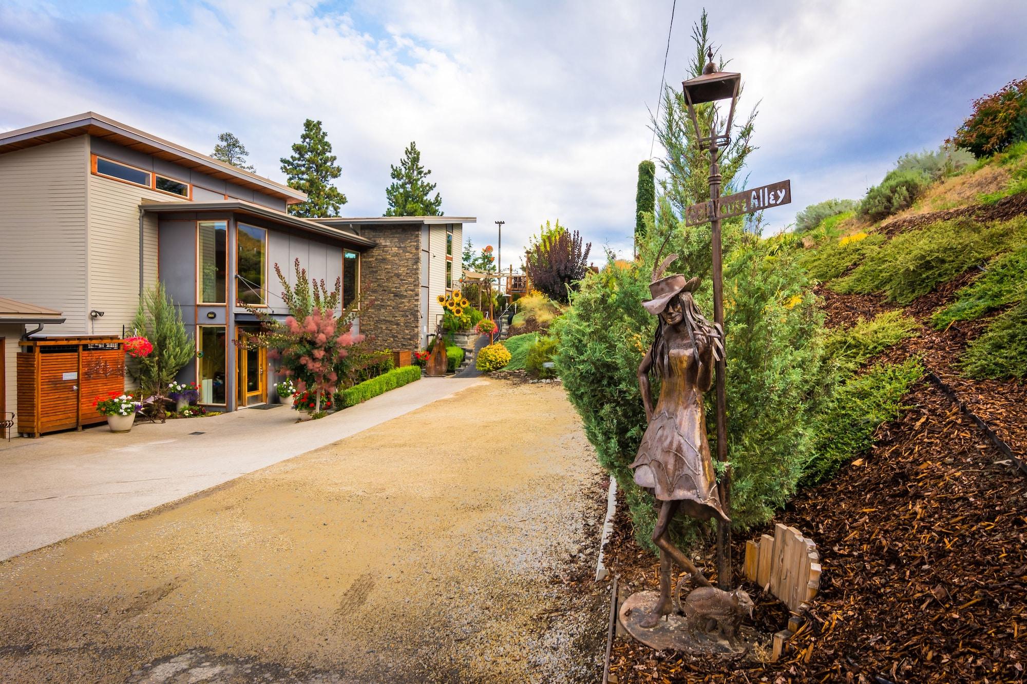 Varios Cormier's Studio