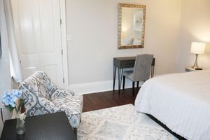 Alquiler Vacacional - Beautiful 2 BD w/ Balcony, 1 Block off St. Charles