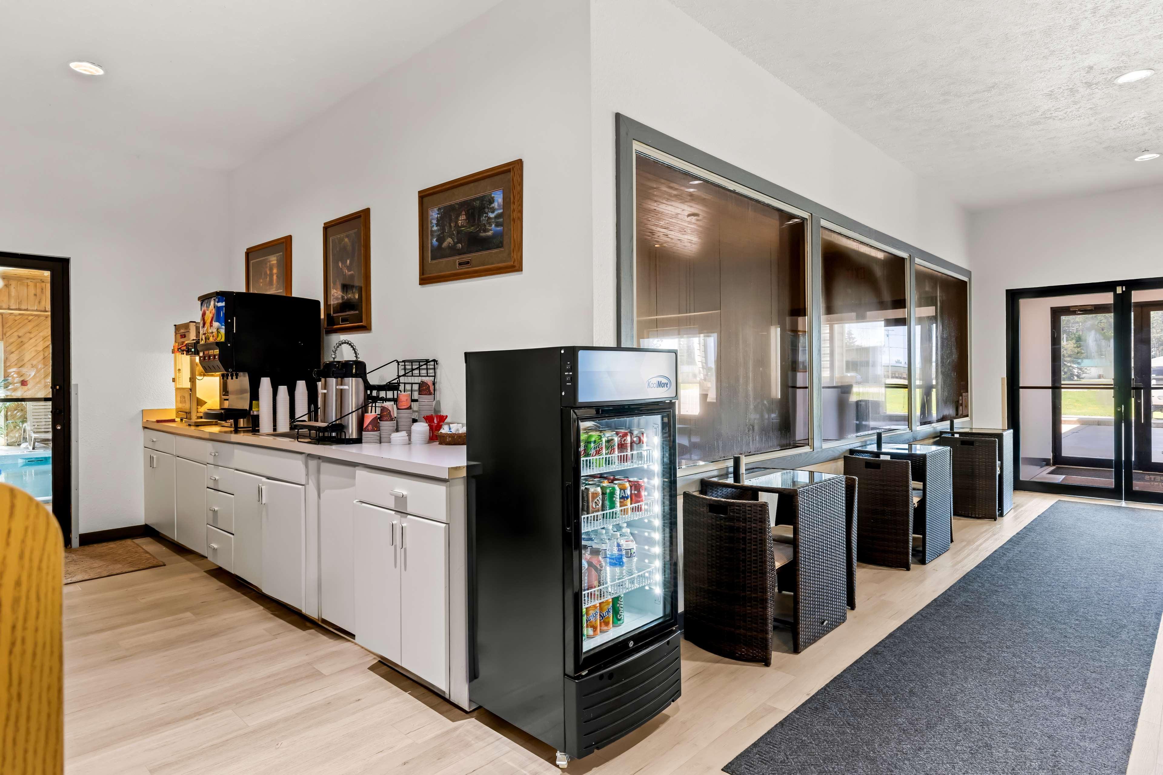 Restaurant Americas Best Value Inn - Tahquamenon Country