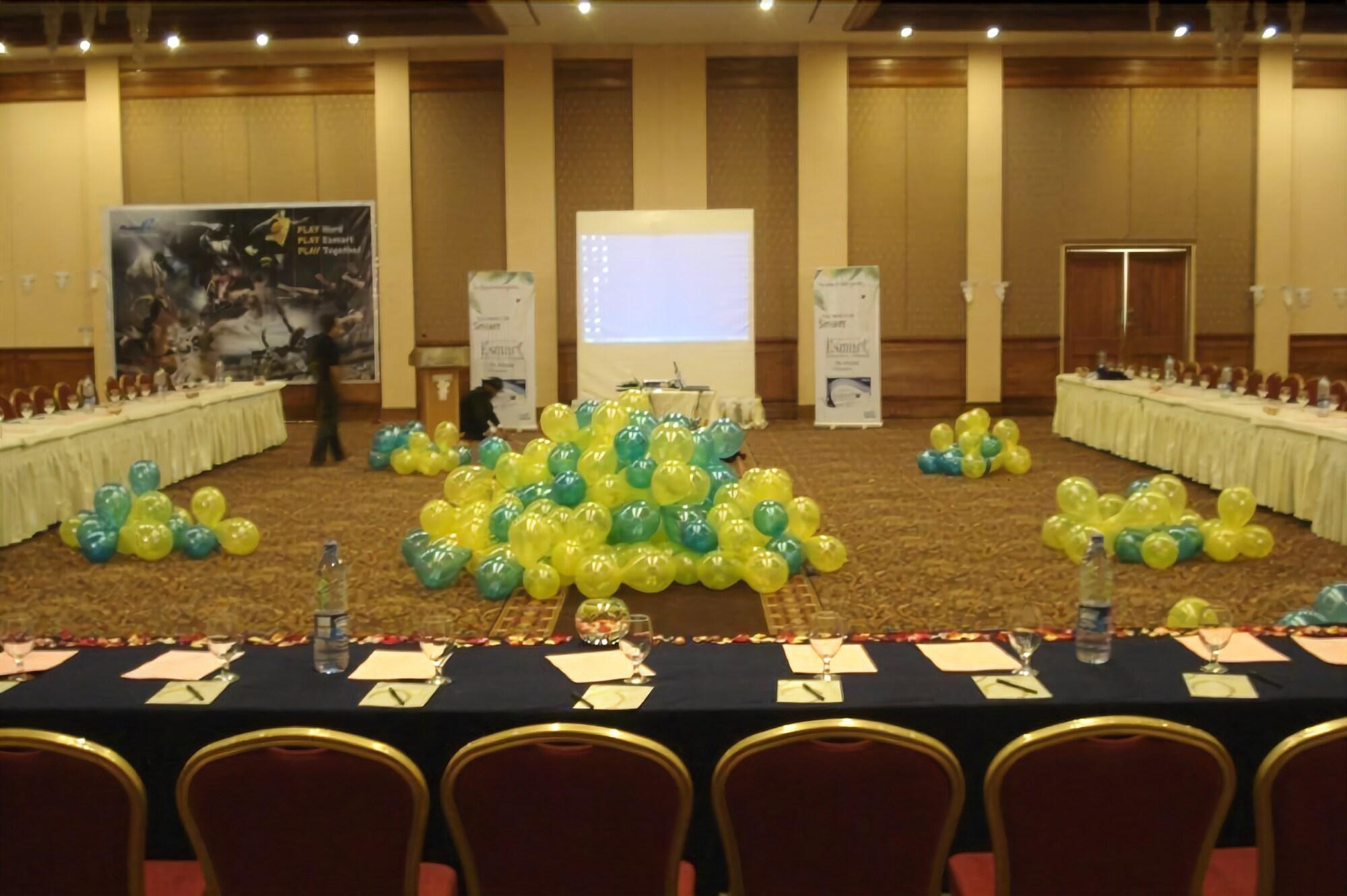 Centro de Negocios Pearl Continental Hotel Muzaffarabad