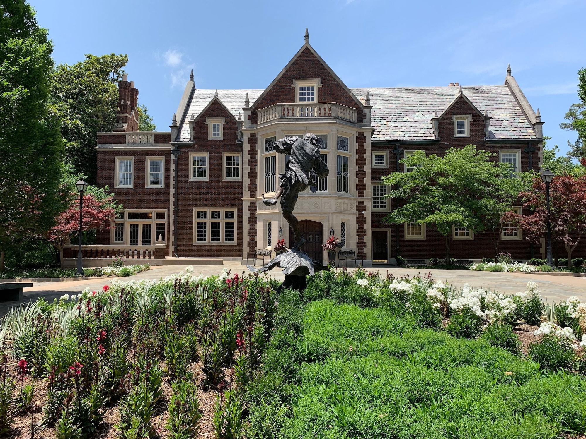 Varios Harwelden Mansion