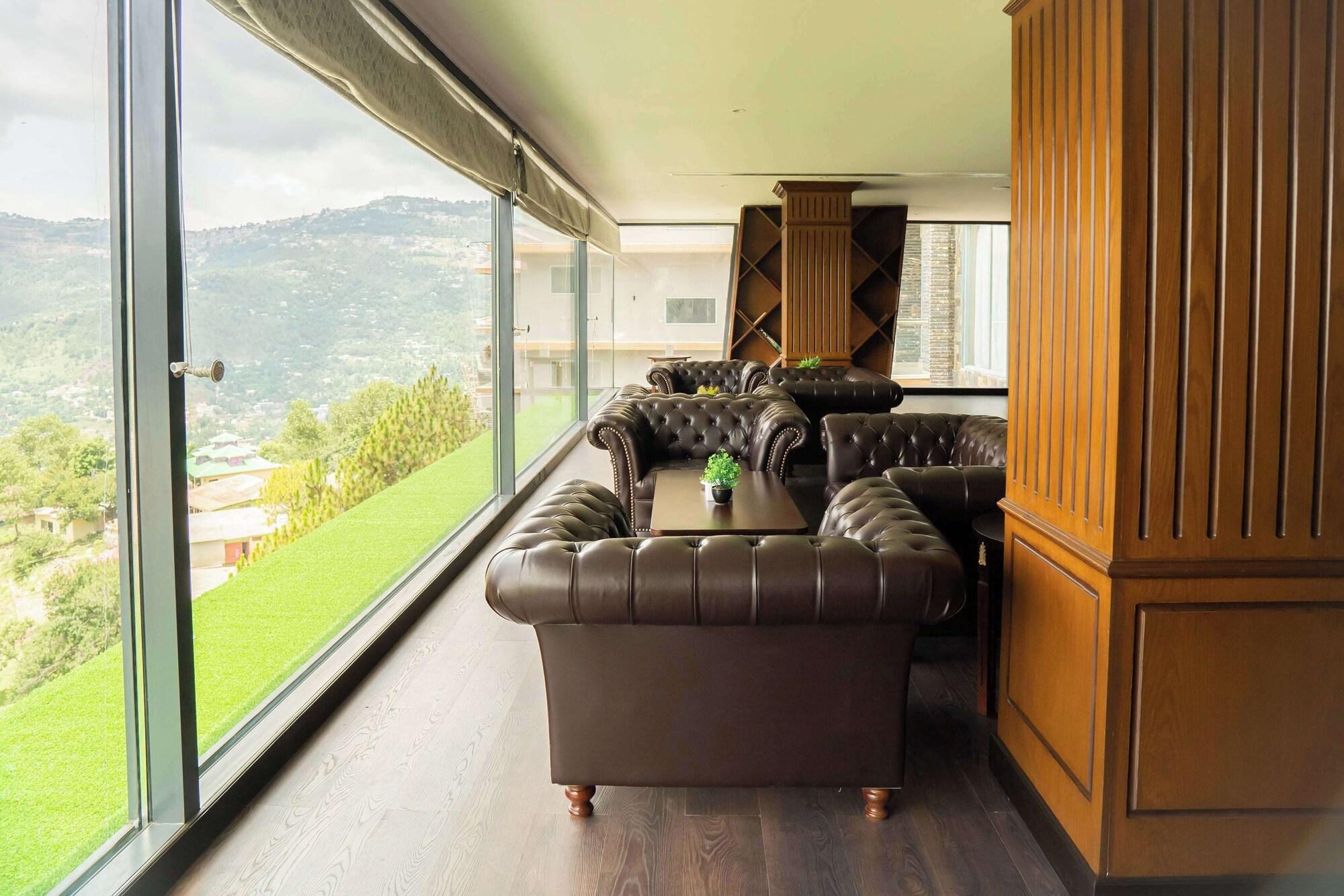 Bar/Salón Ramada by Wyndham Murree Lower Topa Resort