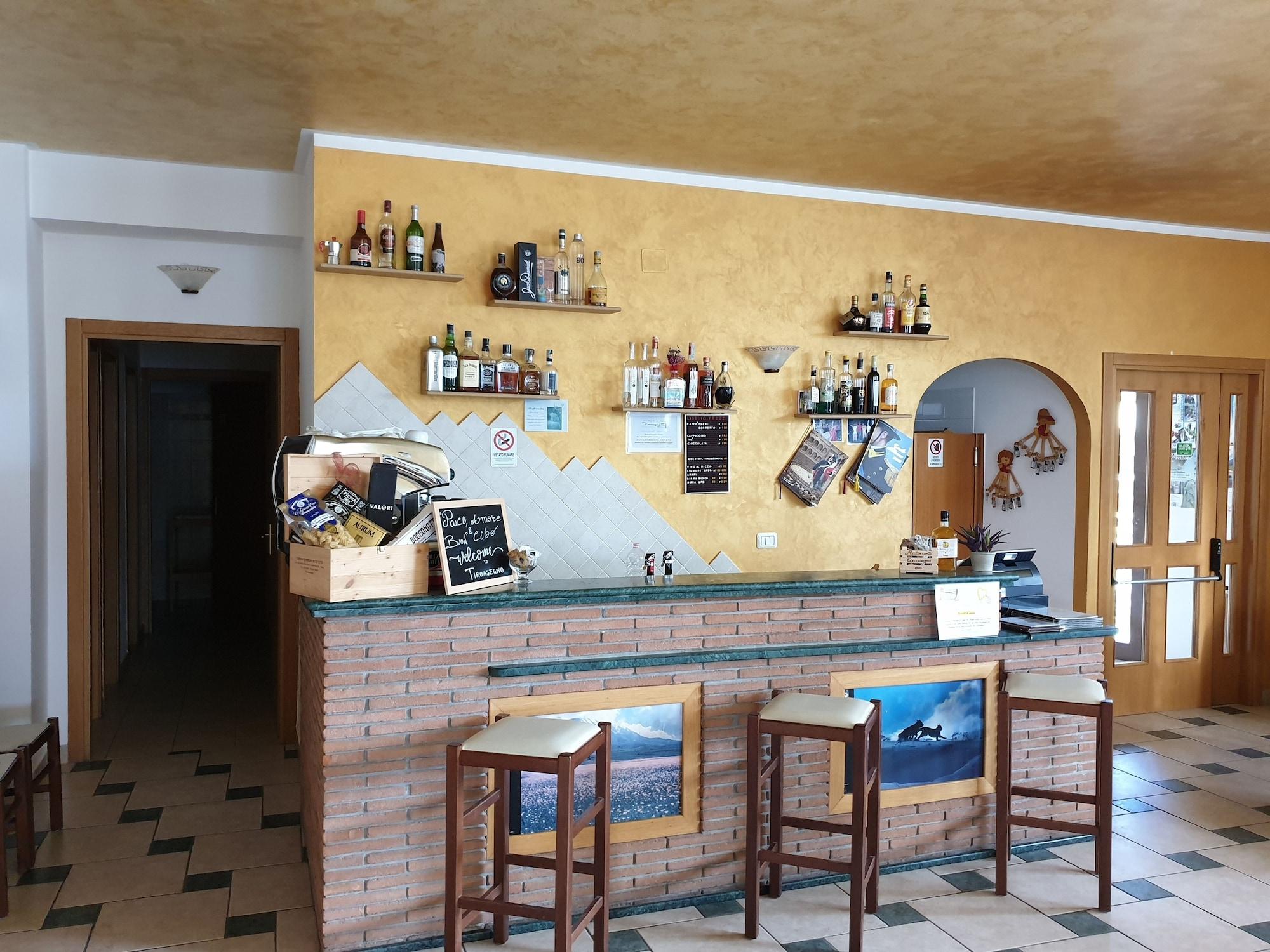 Bar/Salón Casa-Albergo Tiroasegno