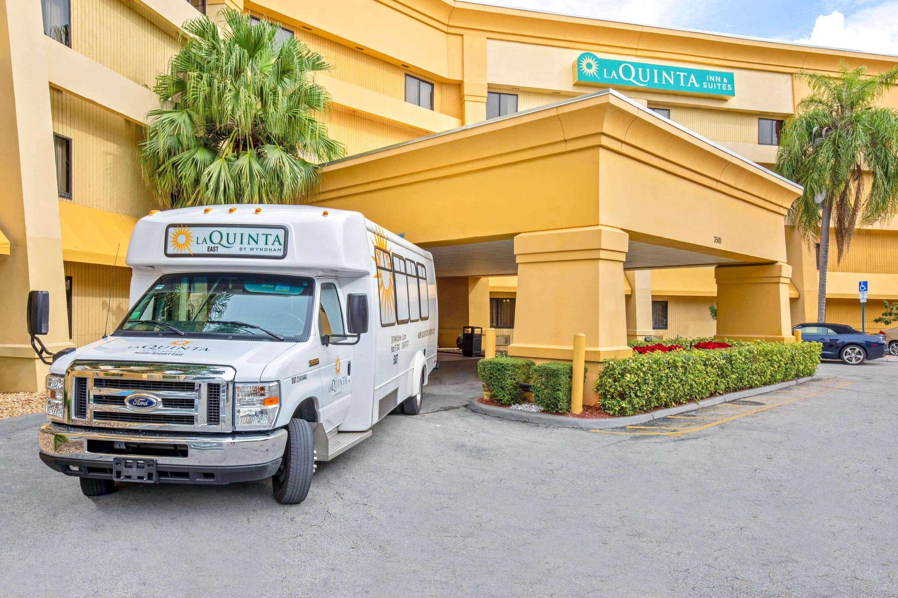 Vista Exterior La Quinta Inn & Suites by Wyndham Miami Airport East
