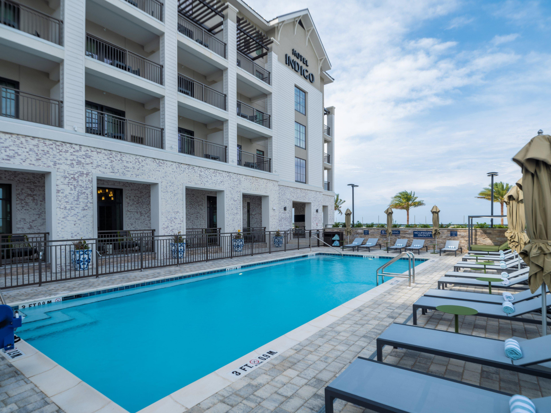 Vista Piscina Hotel Indigo Panama City Marina by IHG