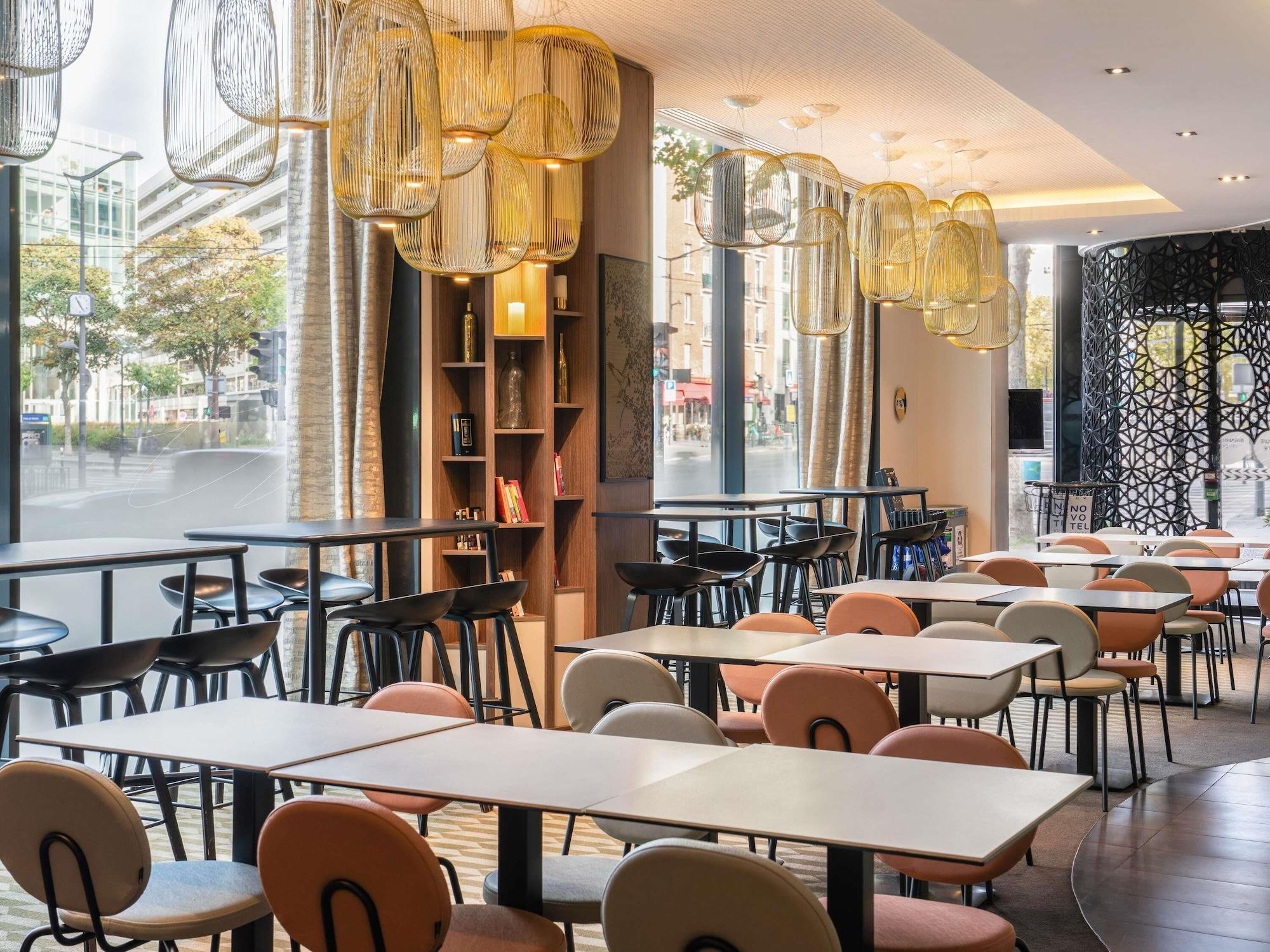 Vista Exterior Novotel Suites Paris Expo Porte de Versailles