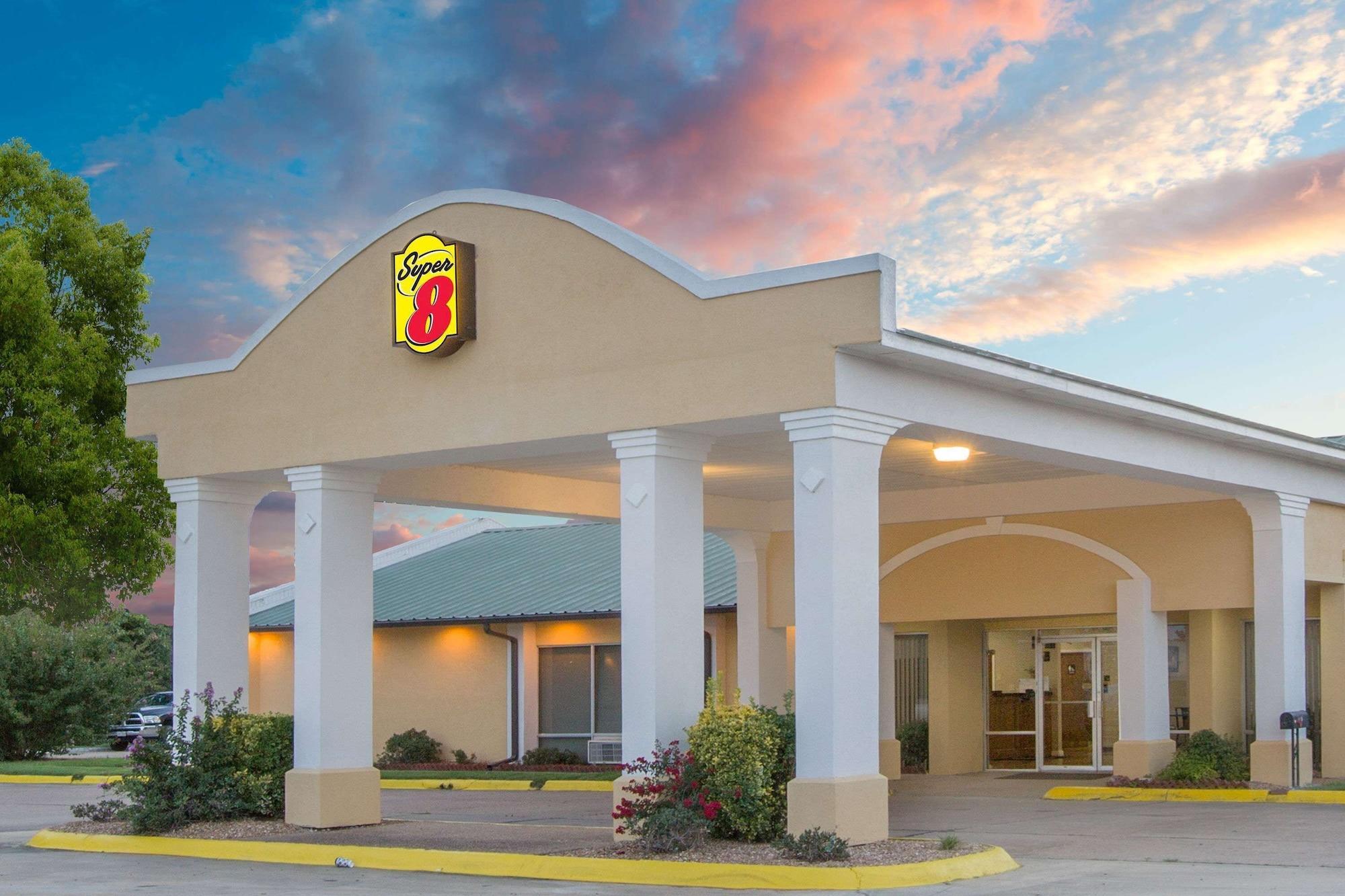 Vista Exterior Super 8 by Wyndham Brinkley