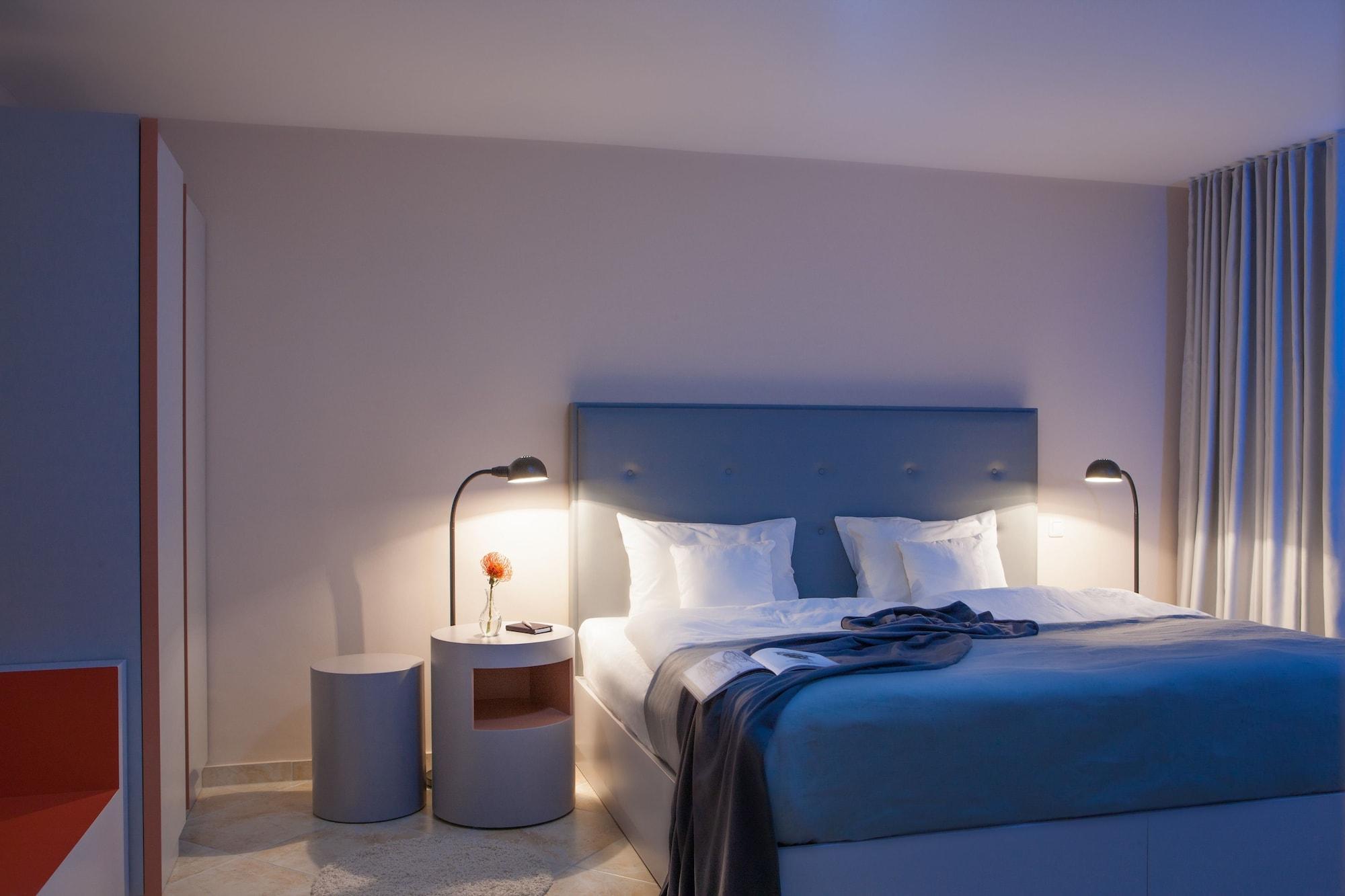 Varios The Grey Hotel