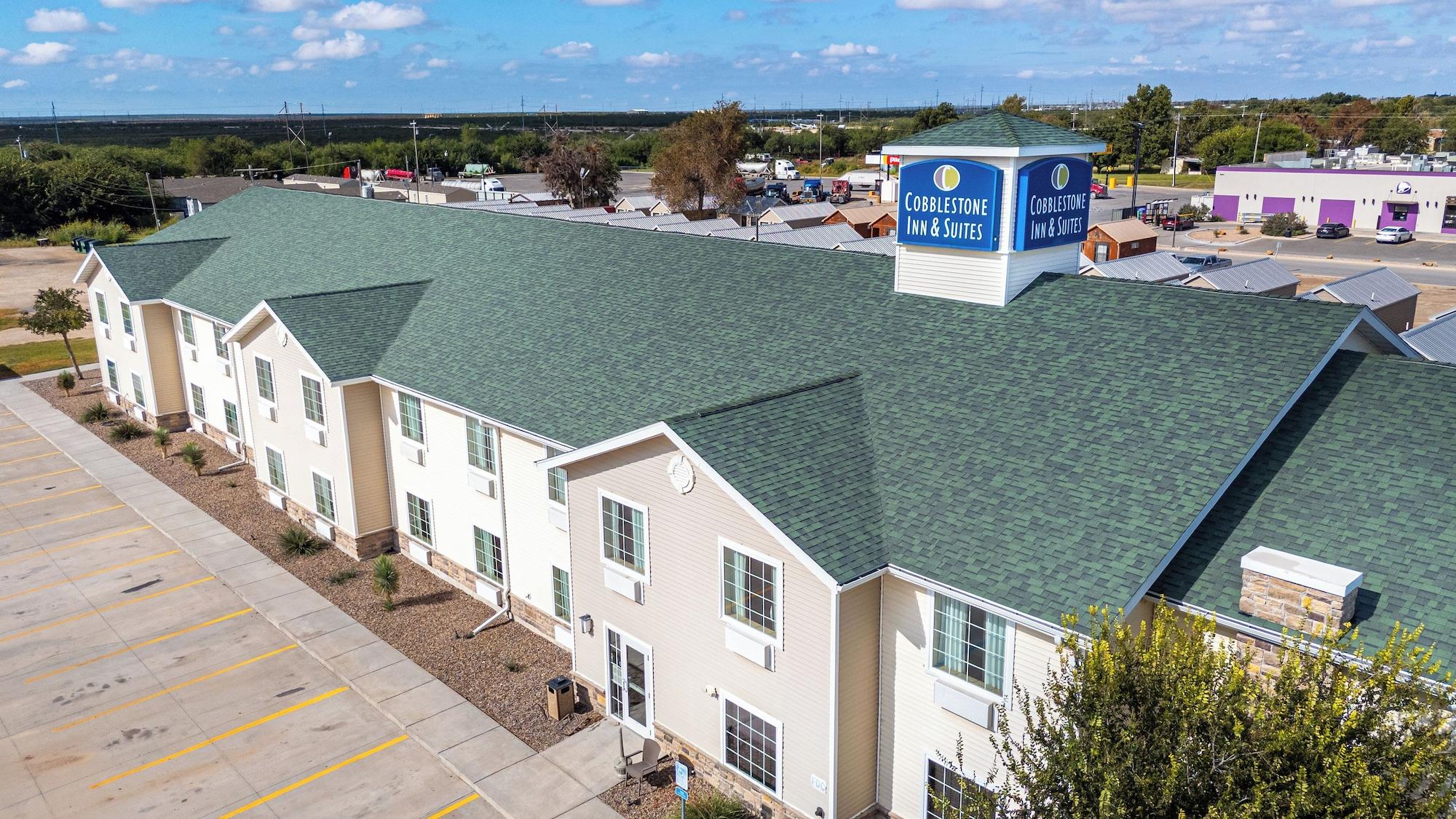Vista Exterior Cobblestone Inn & Suites – Big Lake
