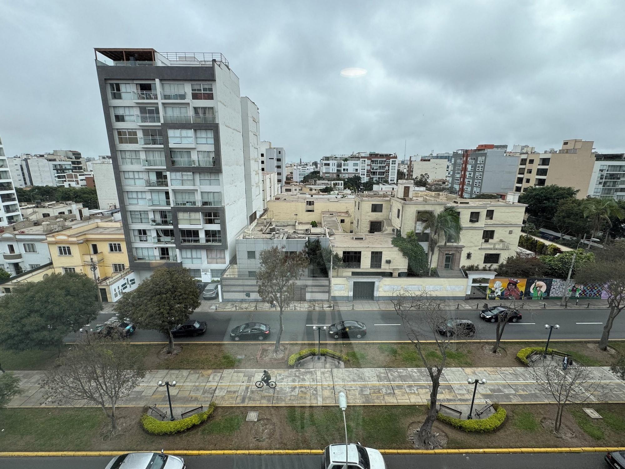 Varios Miraflores 1 or 2 Bedroom Executive Apartment.