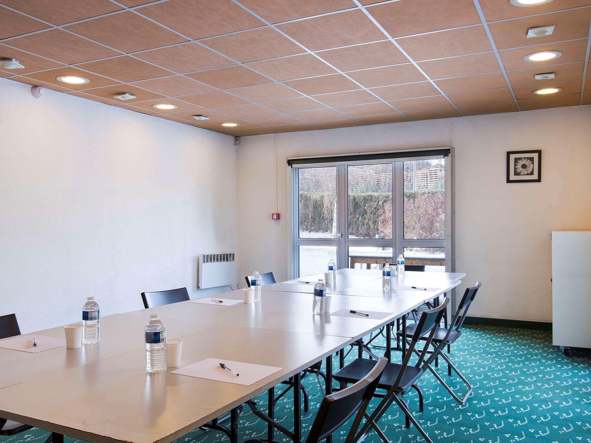 Sala de Reuniones hotelF1 Igny Massy TGV
