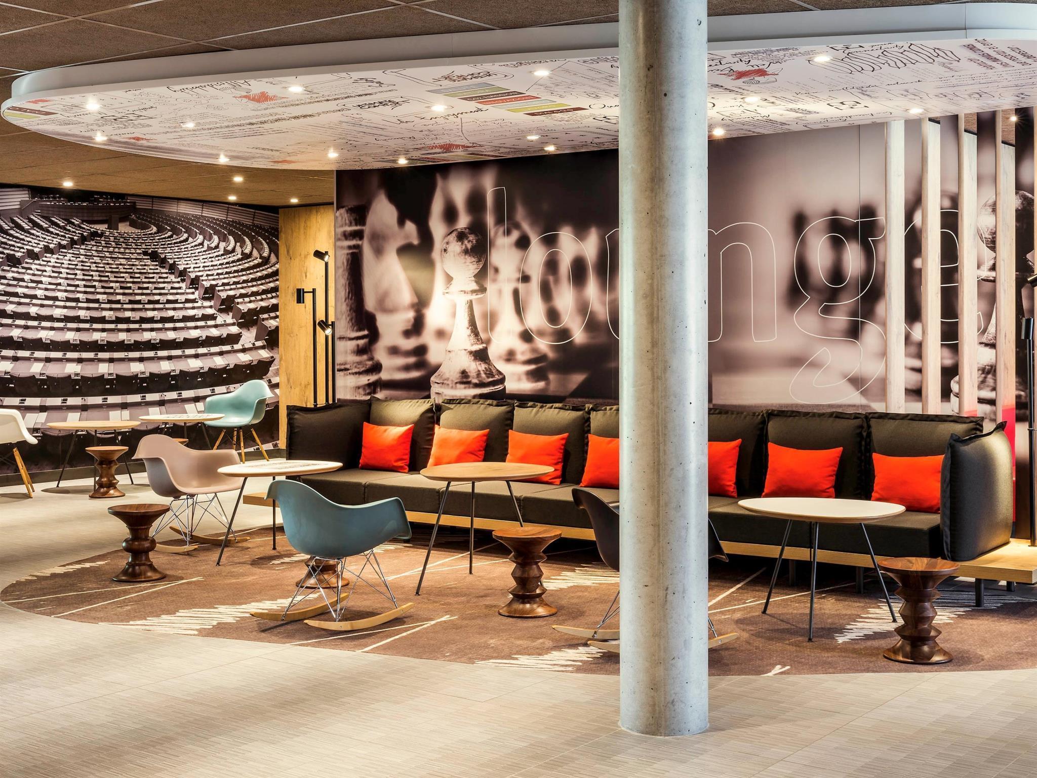 Vista Lobby ibis Saint Quentin En Yvelines Velodrome