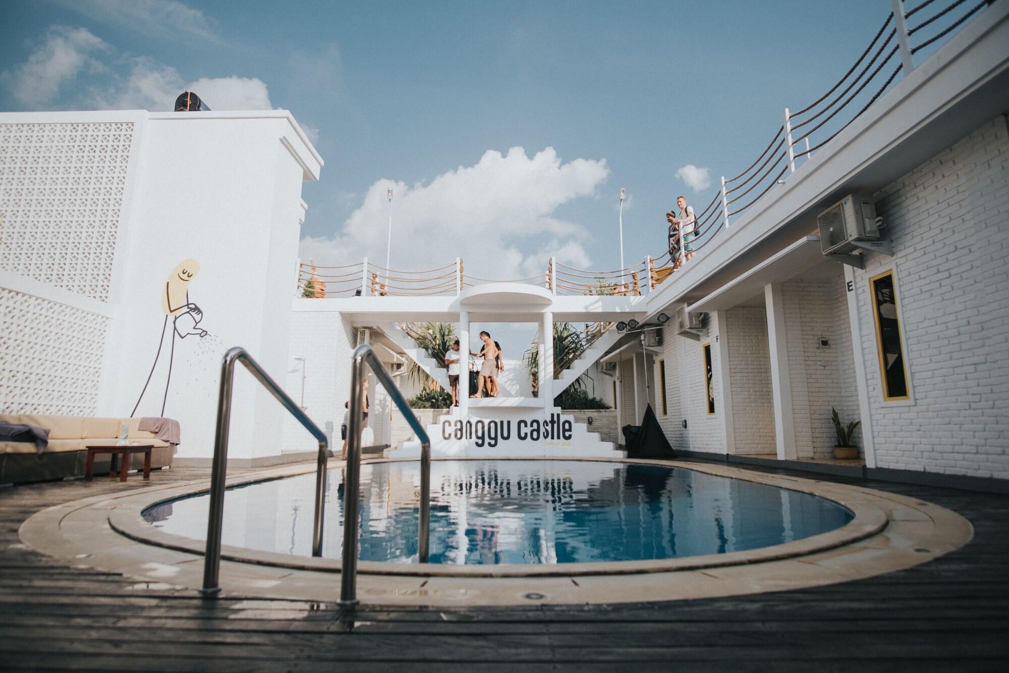 Varios Canggu Castle - Hostel