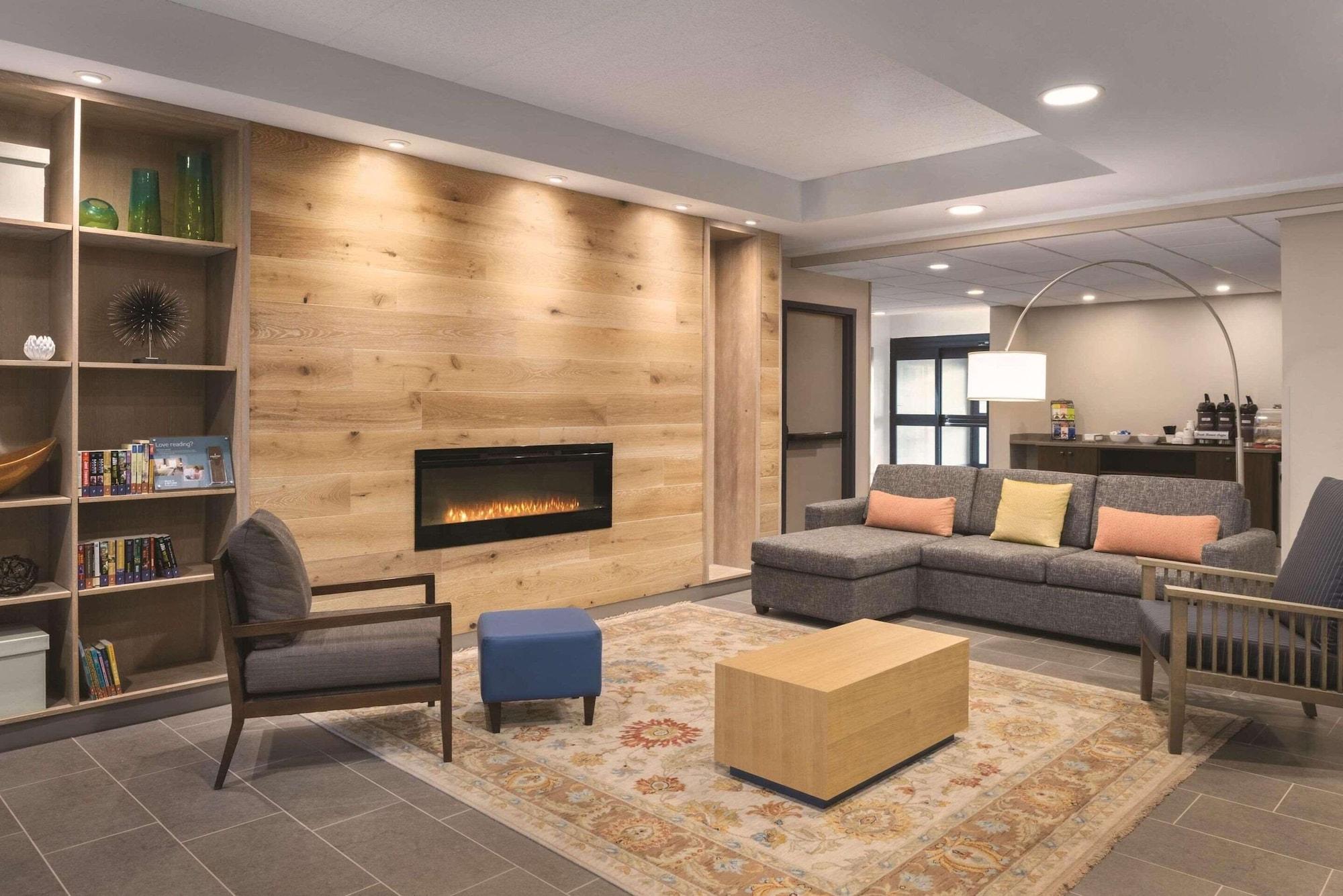 Vista Lobby Country Inn & Suites by Radisson, La Crosse, WI