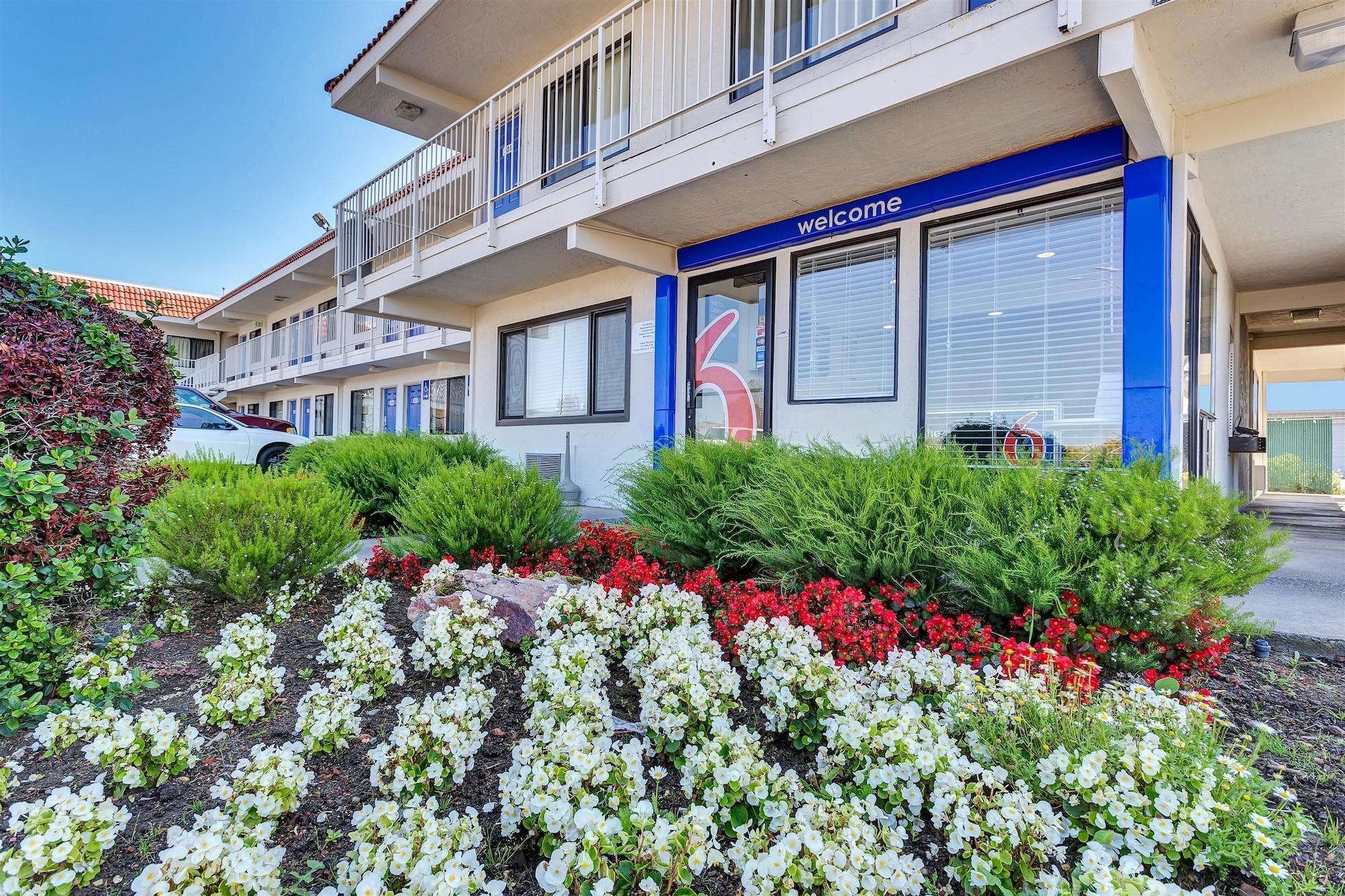 Vista Exterior Motel 6 Vallejo, CA - Six Flags West