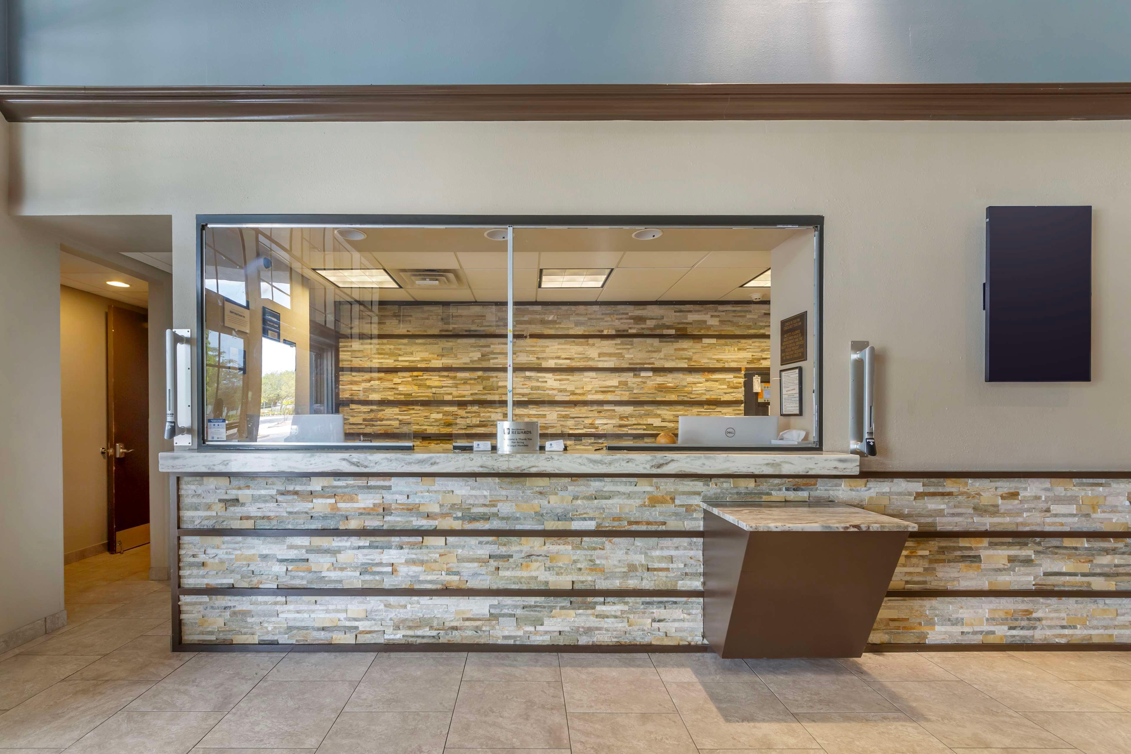 Vista Lobby Best Western Naples Plaza Hotel