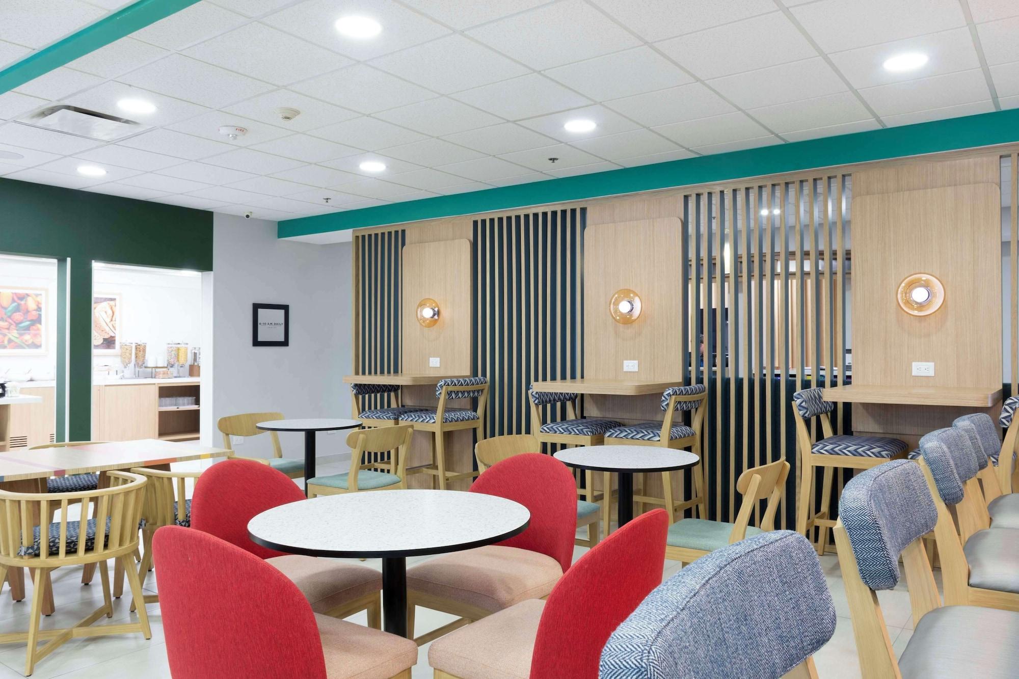 Vista Lobby Hampton by Hilton Saltillo