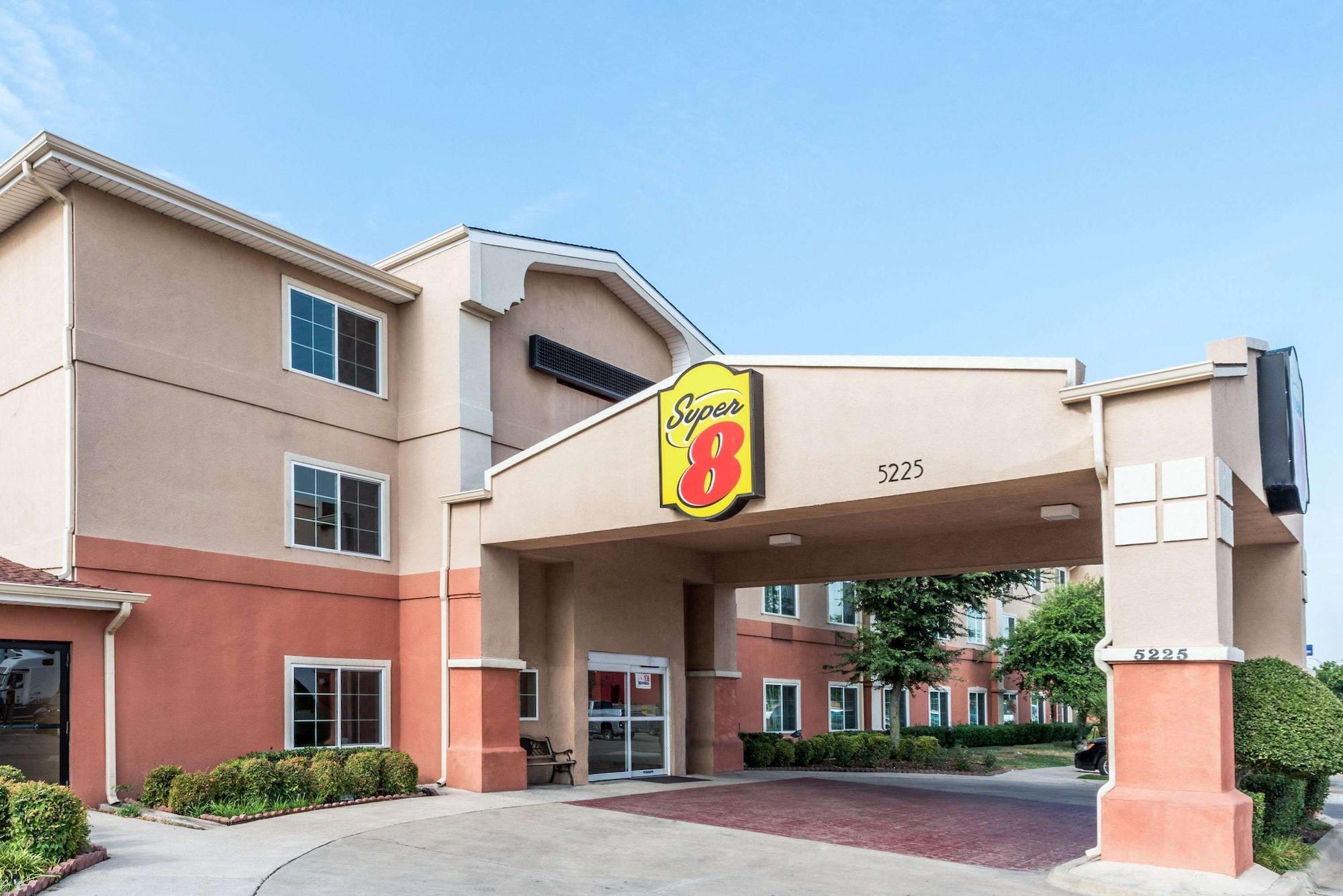 Varios Super 8 by Wyndham Fort Worth North