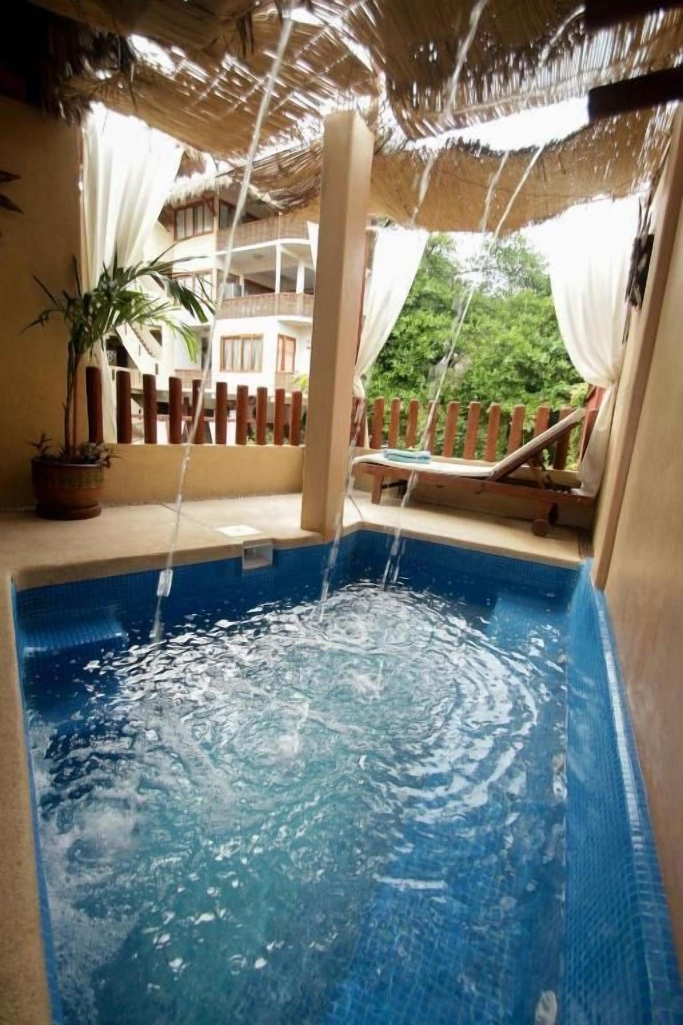 Vista Piscina Hotel Villas Las Azucenas