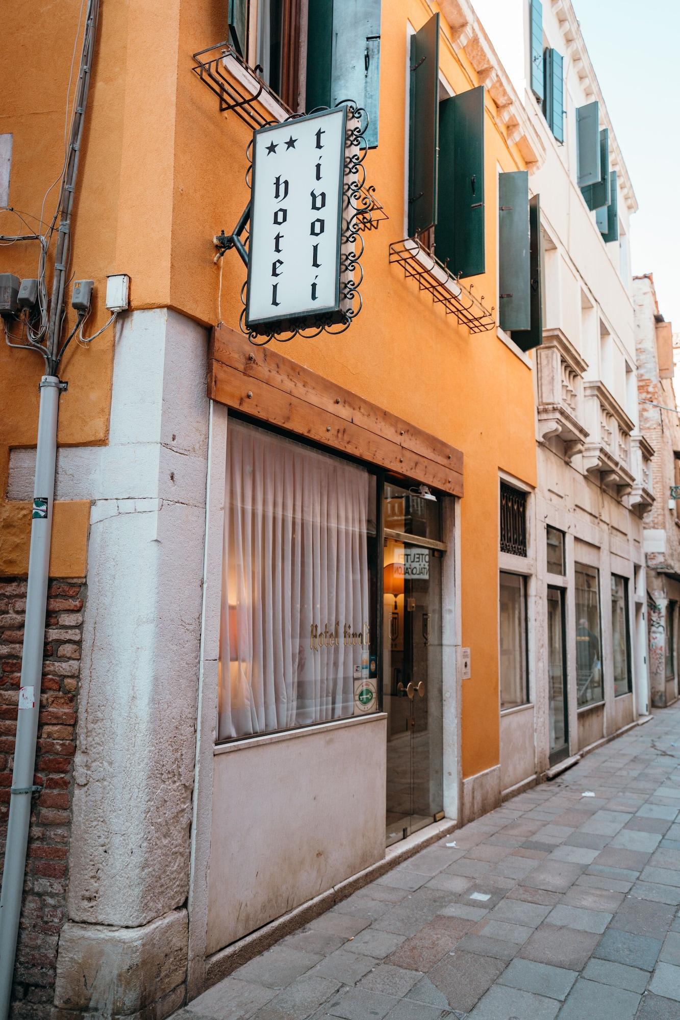 Varios Tivoli Hotel