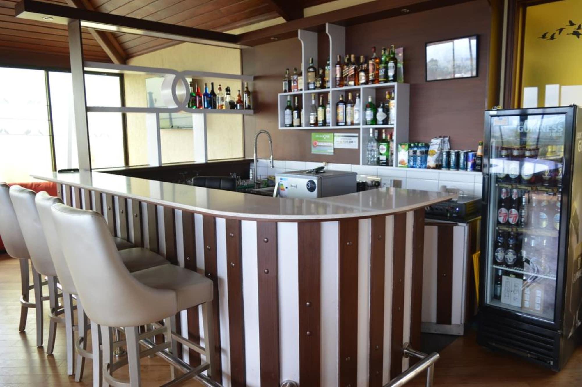 Bar/Salón Cranes Suites Hotel