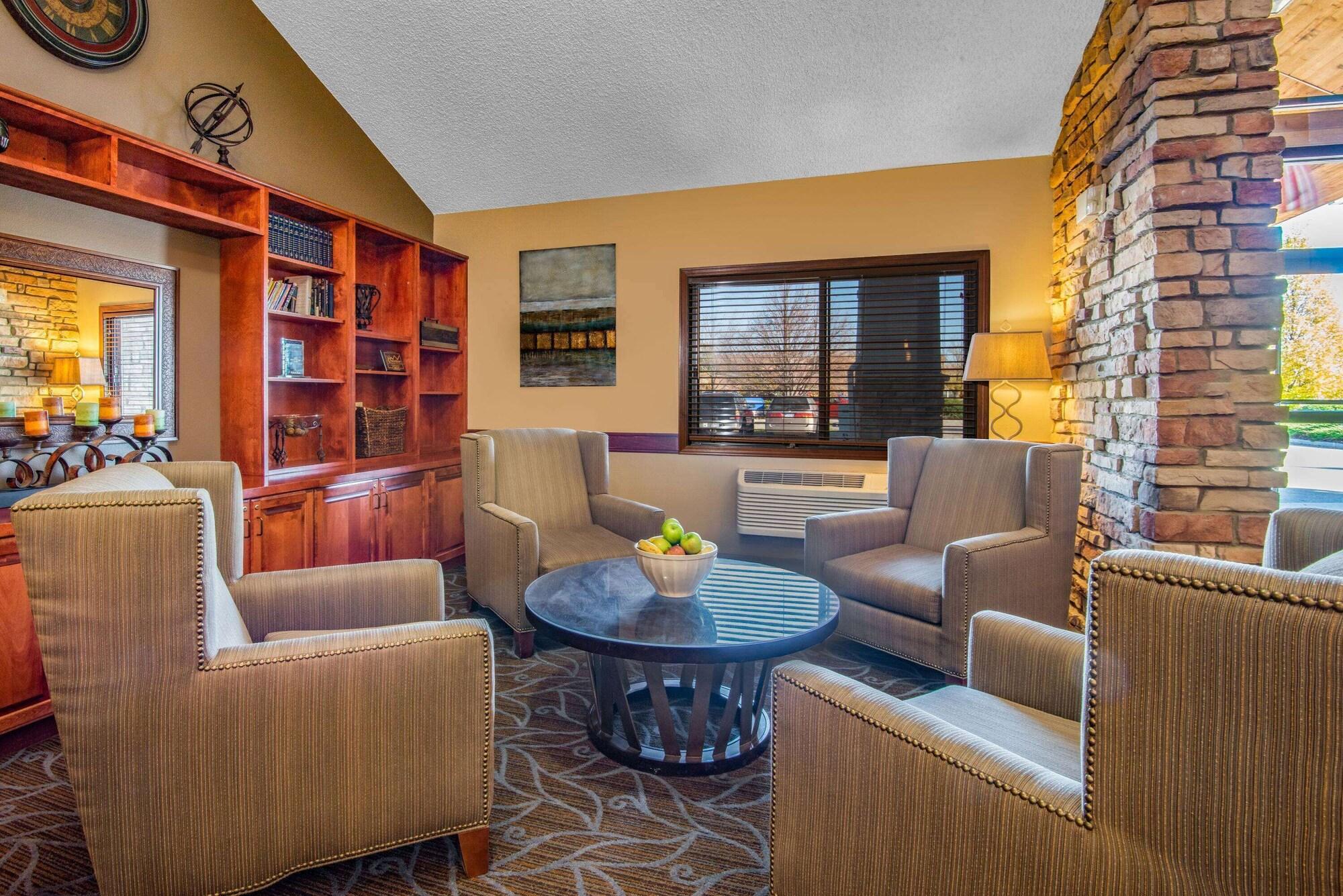 Vista Lobby AmericInn by Wyndham Windsor Ft. Collins