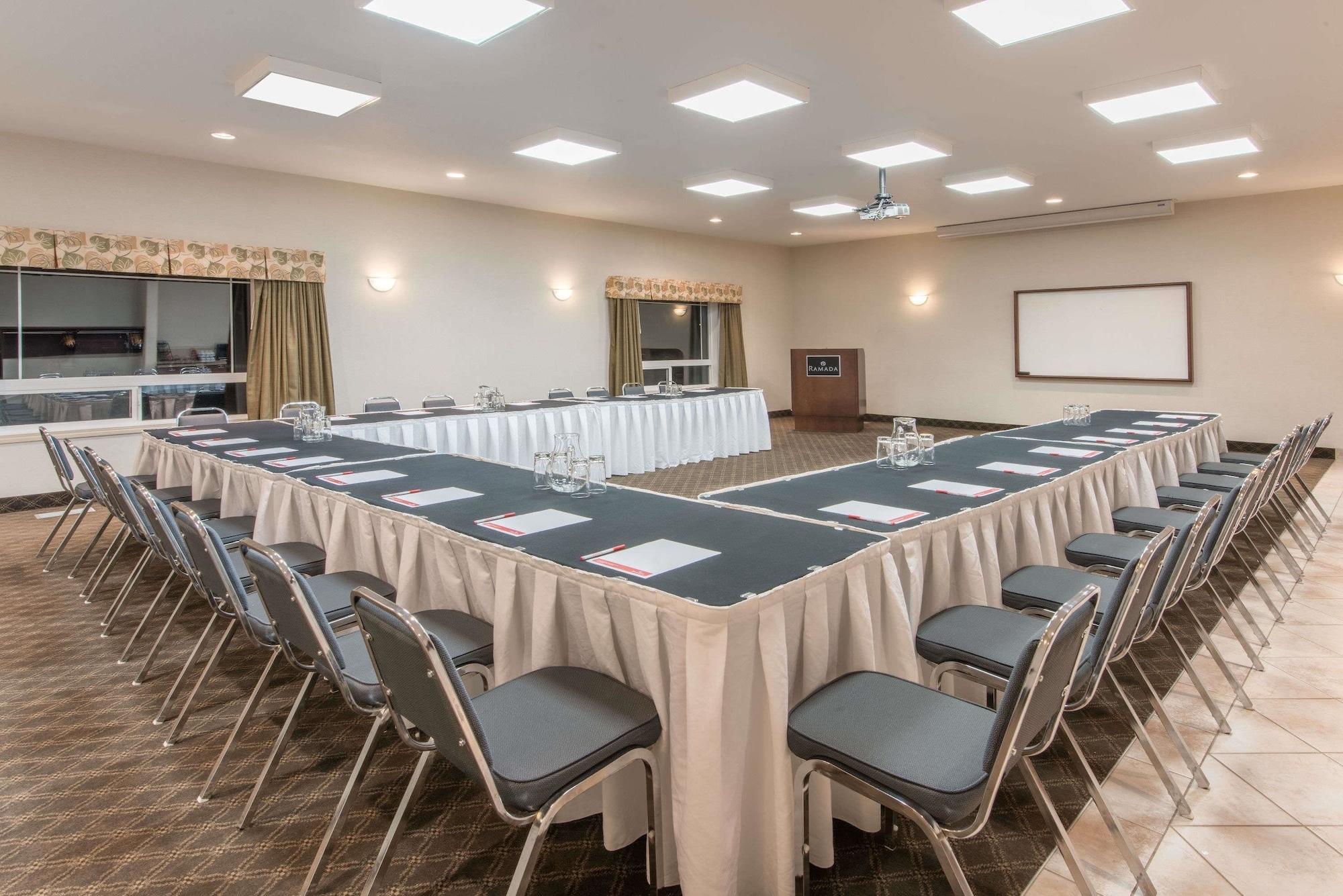 Sala de Reuniones Ramada by Wyndham Wainwright