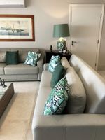Alquiler Vacacional - RIVIERA: M3 KINGSTON TOWN 61, Frente à Praia, Pé na Grama, Vista para o Mar e Piscina, 2Suites+2Dorms, 3Banh, 2Gar, Ar, Wi-Fi, Tela de Proteção, Varanda Gourmet Churrasqueira, até 8-14Hóspedes