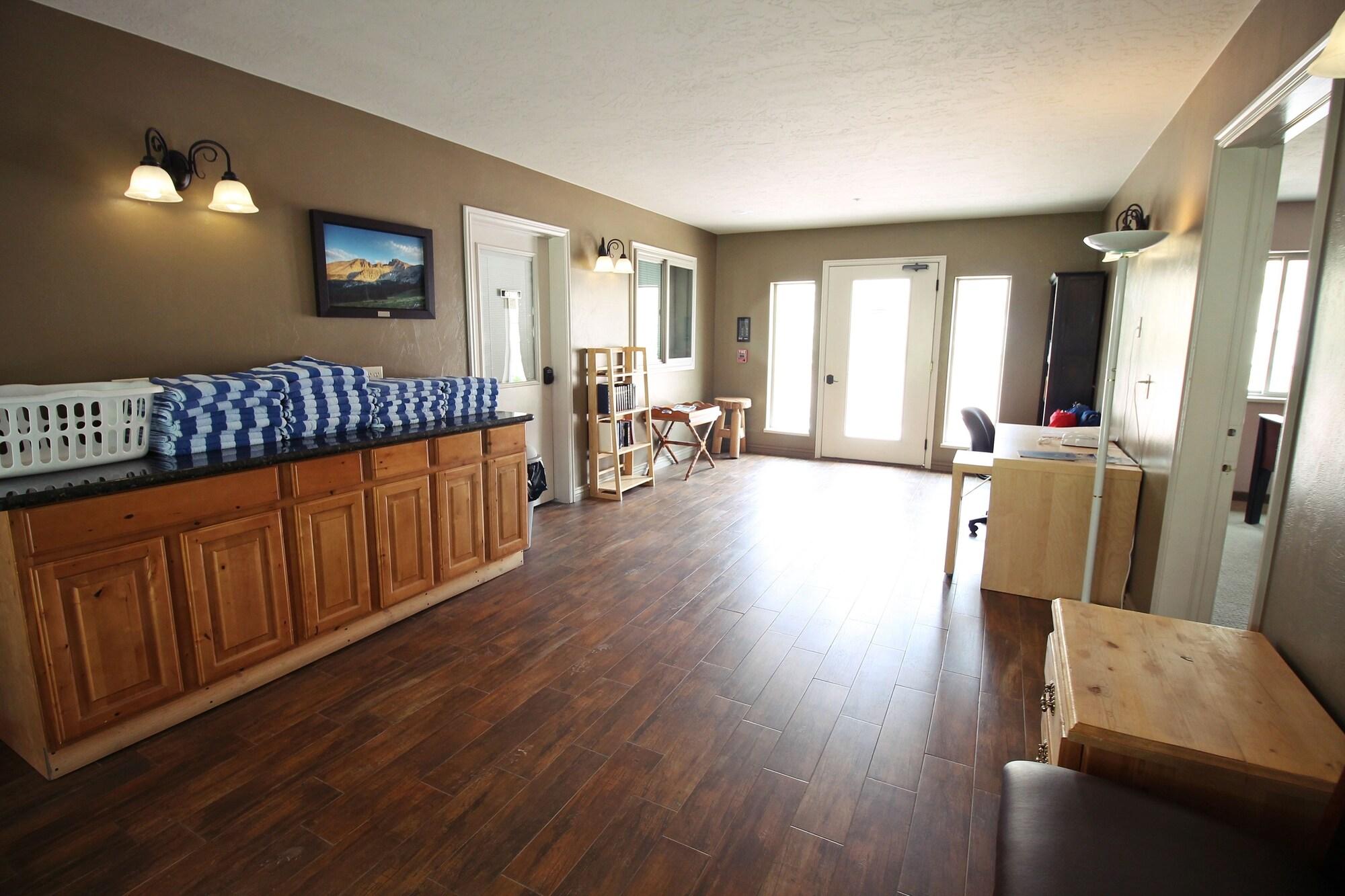 Vista Lobby Hidden Canyon Retreat