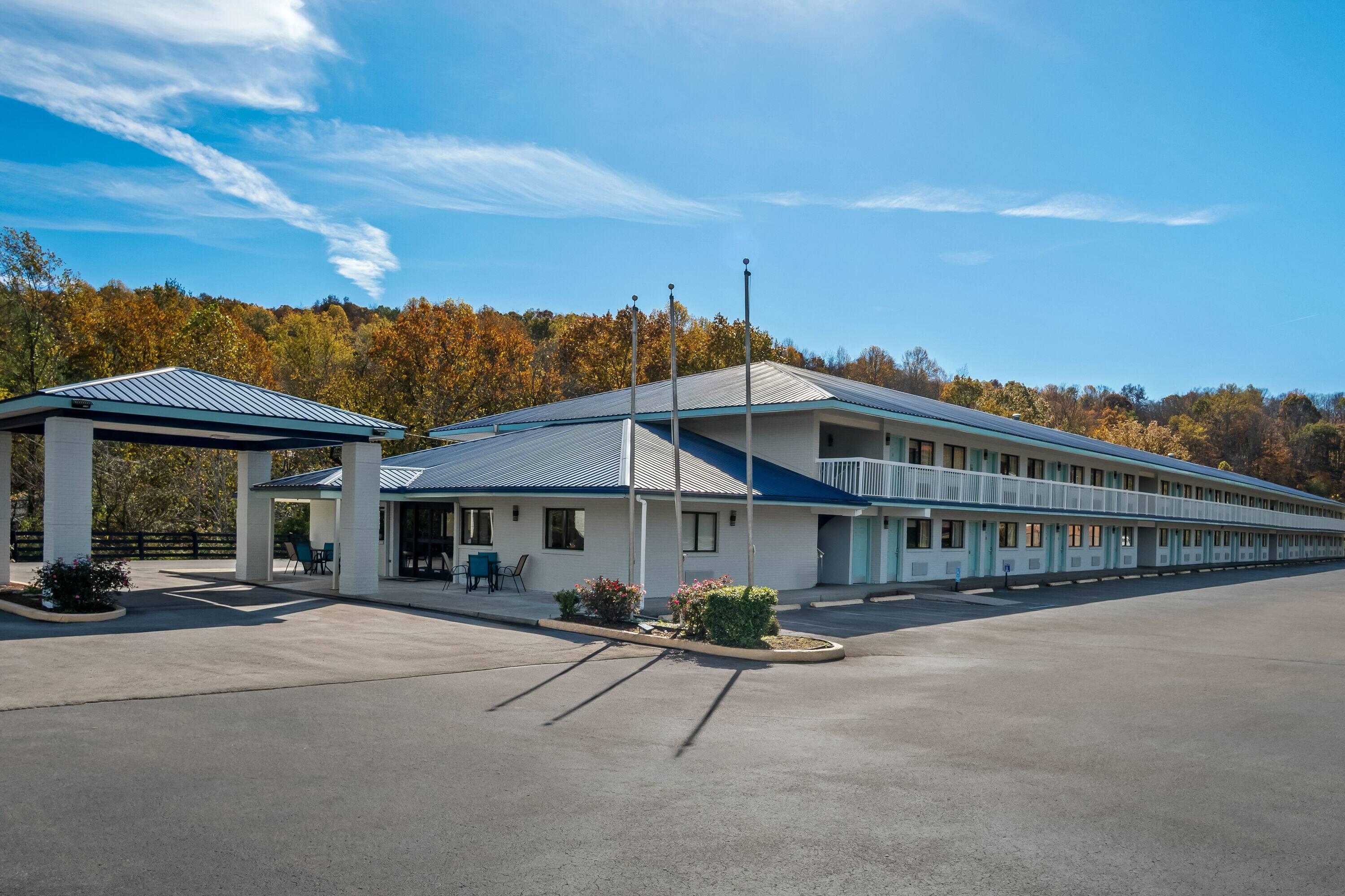 Vista Exterior Days Inn by Wyndham Renfro Valley Mount Vernon