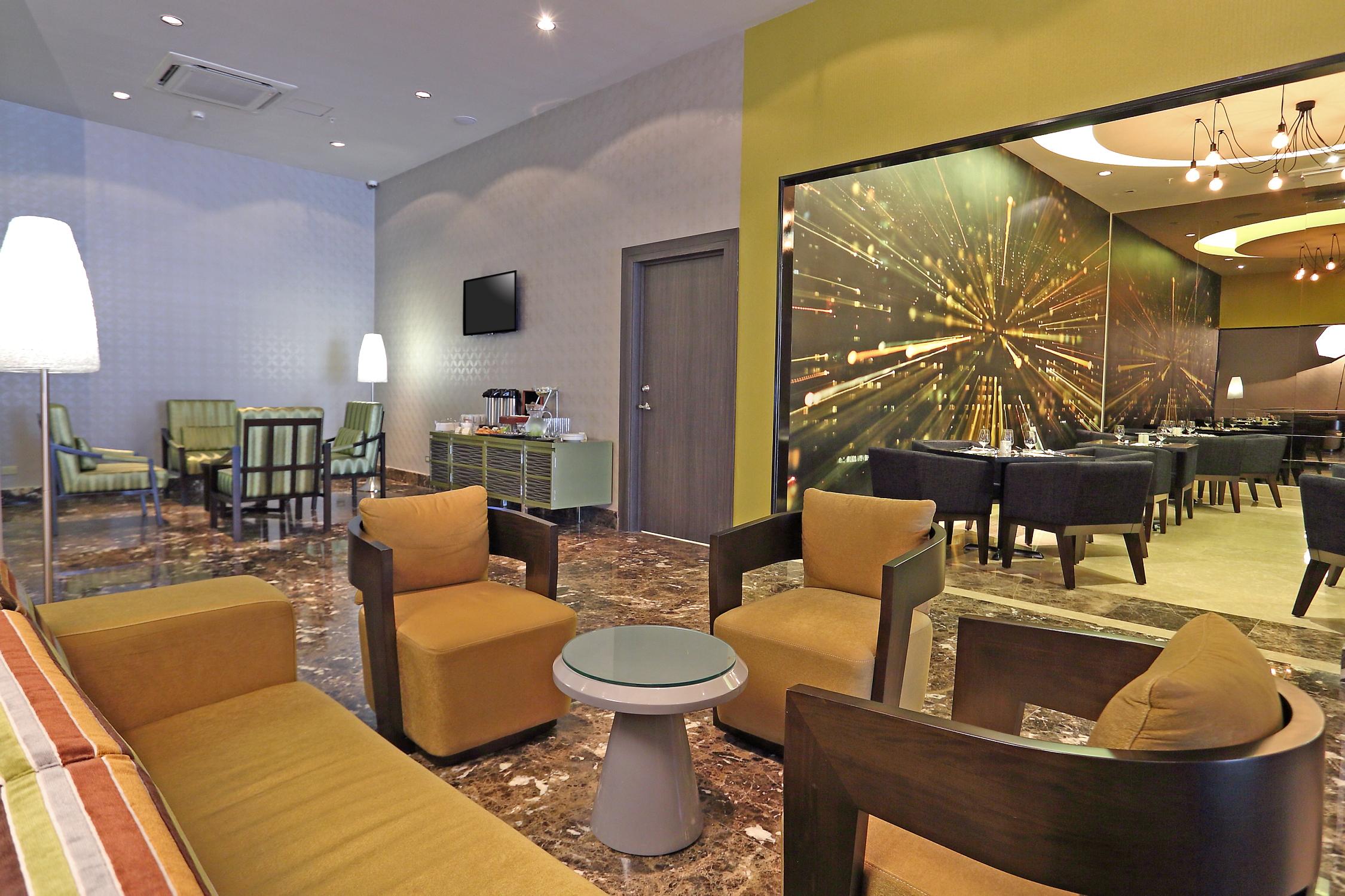 Vista Lobby Hampton by Hilton Panama