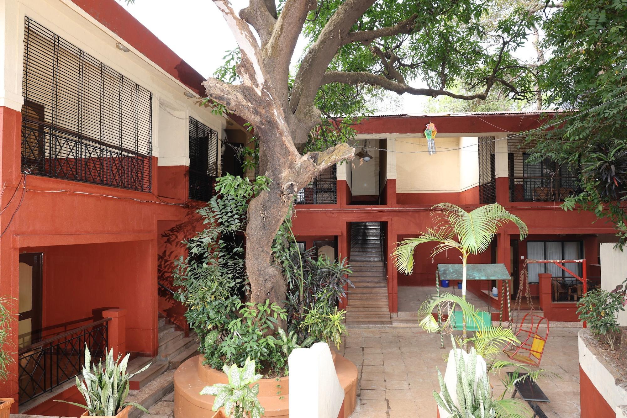 Vista Exterior Gujarat Bhavan Hotel