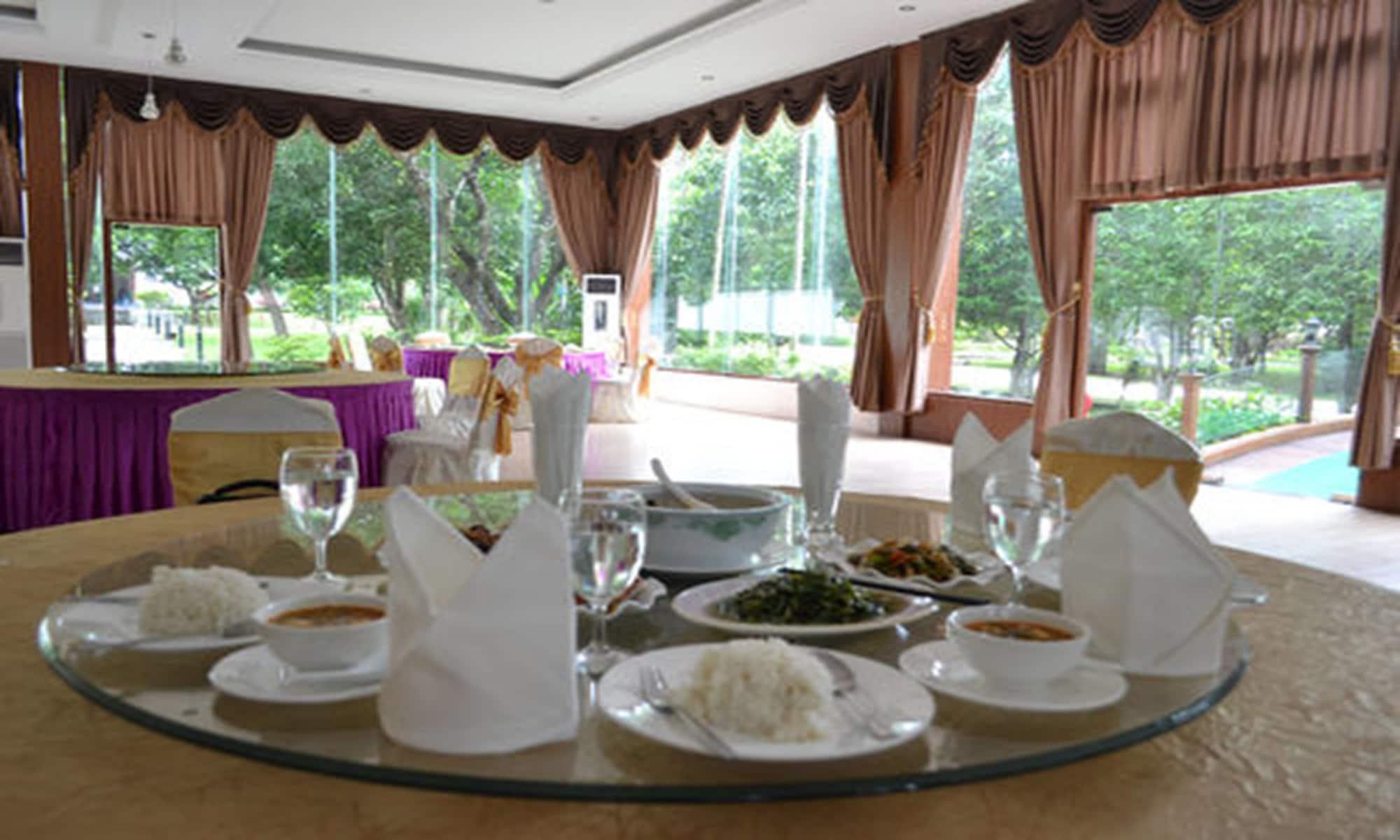Restaurant Famous Hotel Bago