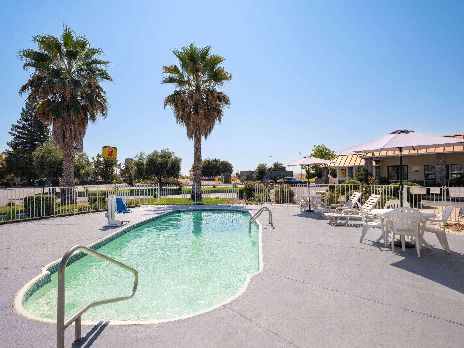 Vista Piscina Super 8 by Wyndham Dunnigan