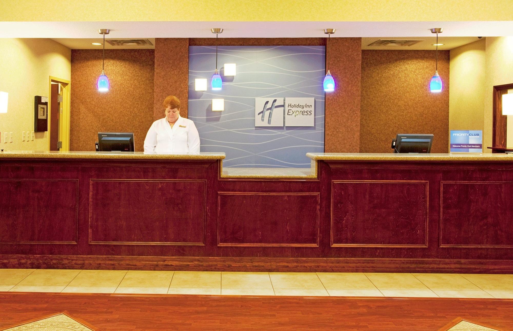 Vista Lobby Holiday Inn Express Hotel & Suites Brooksville by IHG