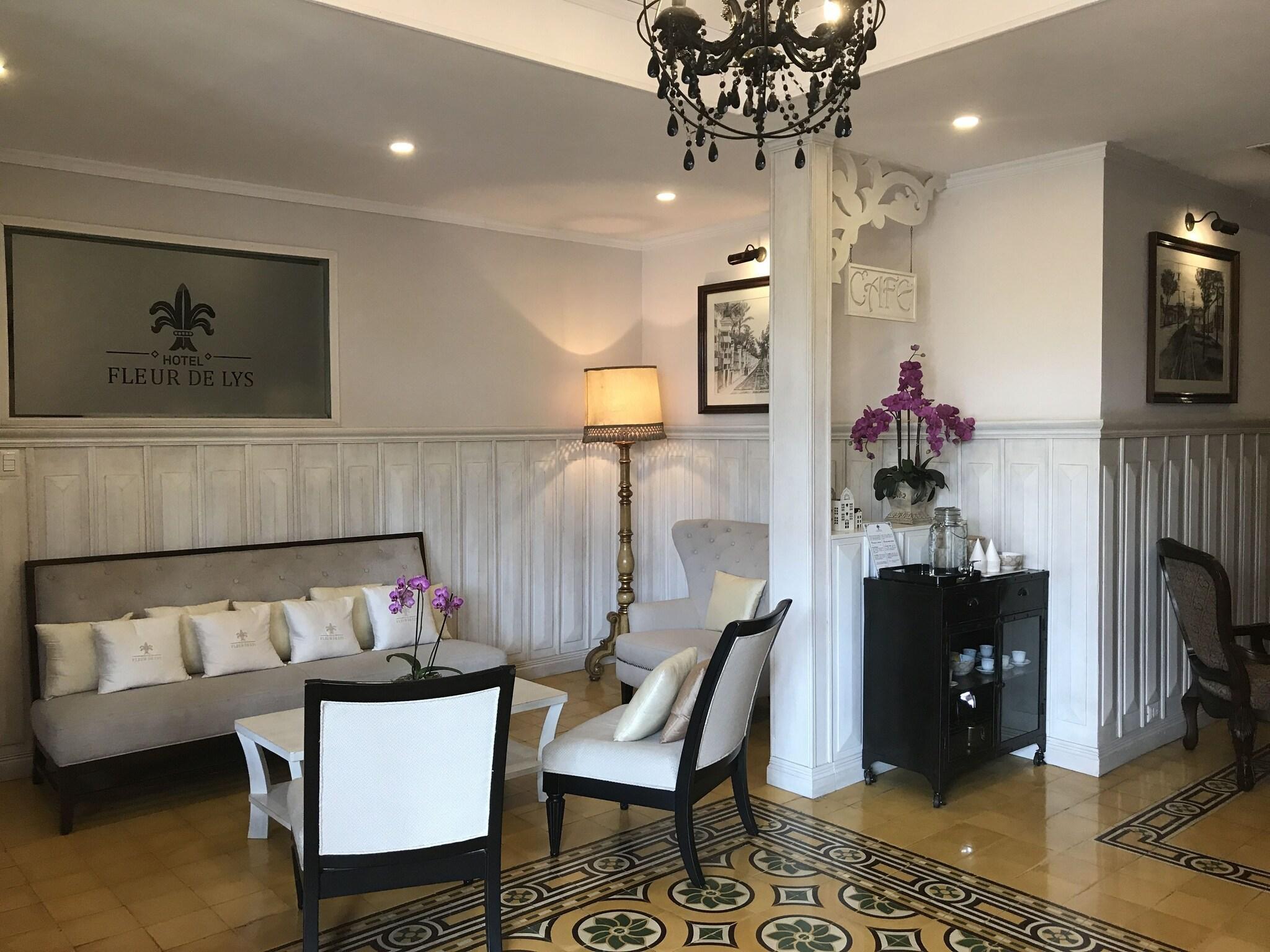 Vista Lobby Fleur de Lys