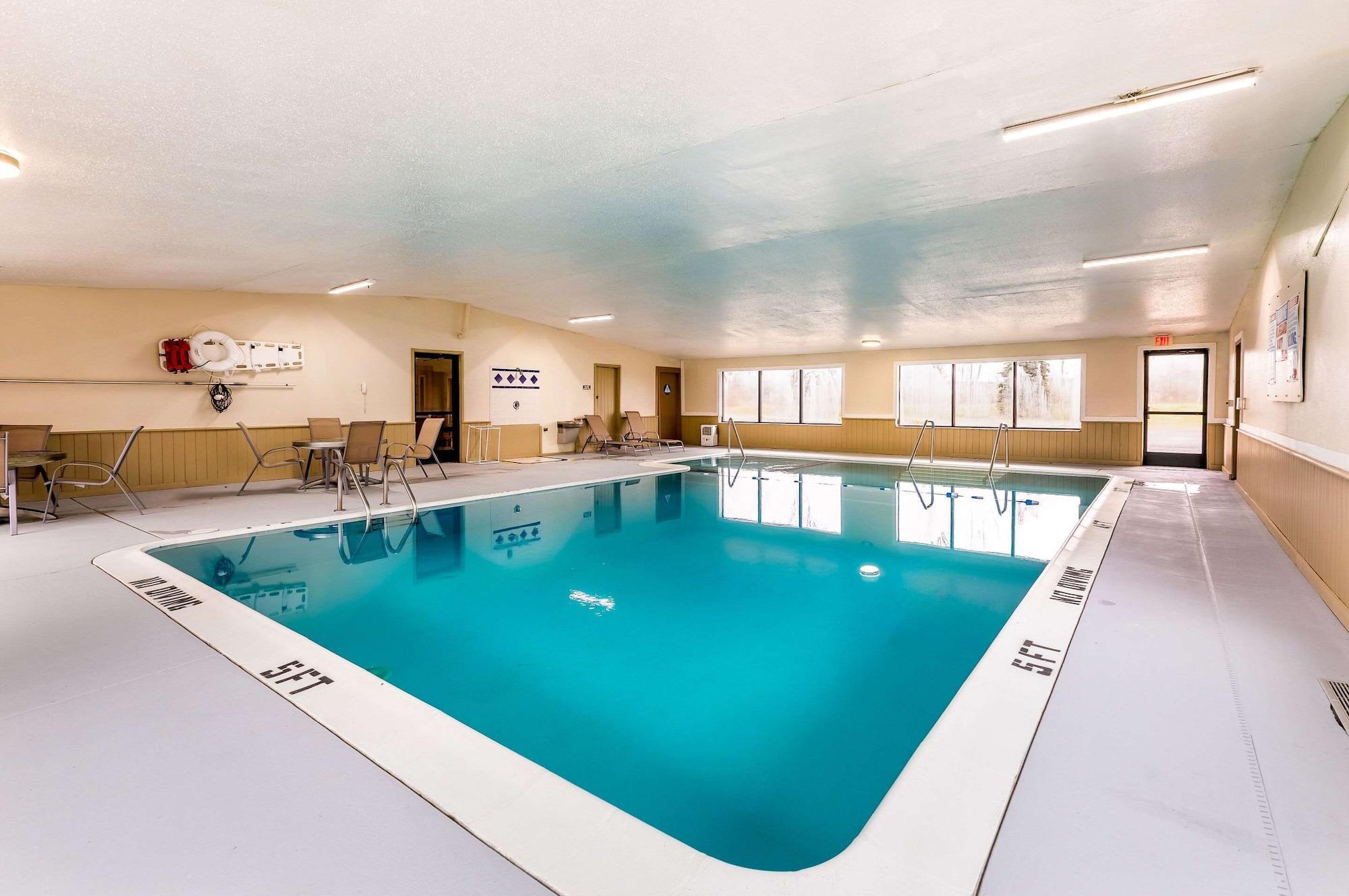 Vista Piscina Econo Lodge Inn and Suites