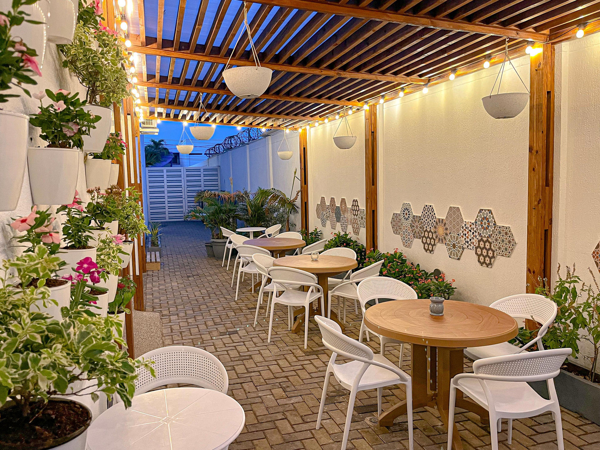 Restaurant Azure Lofts & Pool Hotel