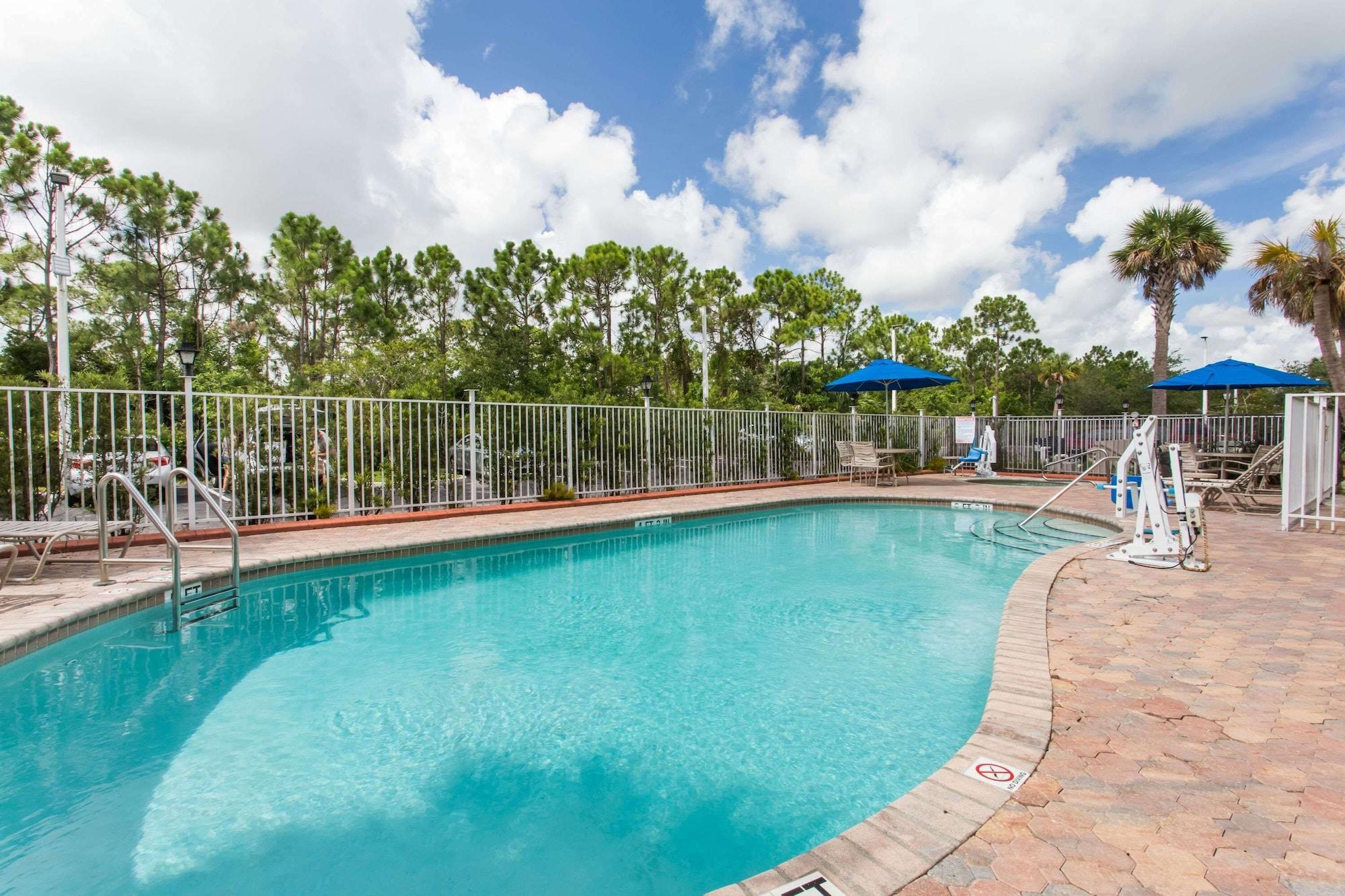 Vista Piscina Days Inn & Suites by Wyndham Fort Pierce I-95