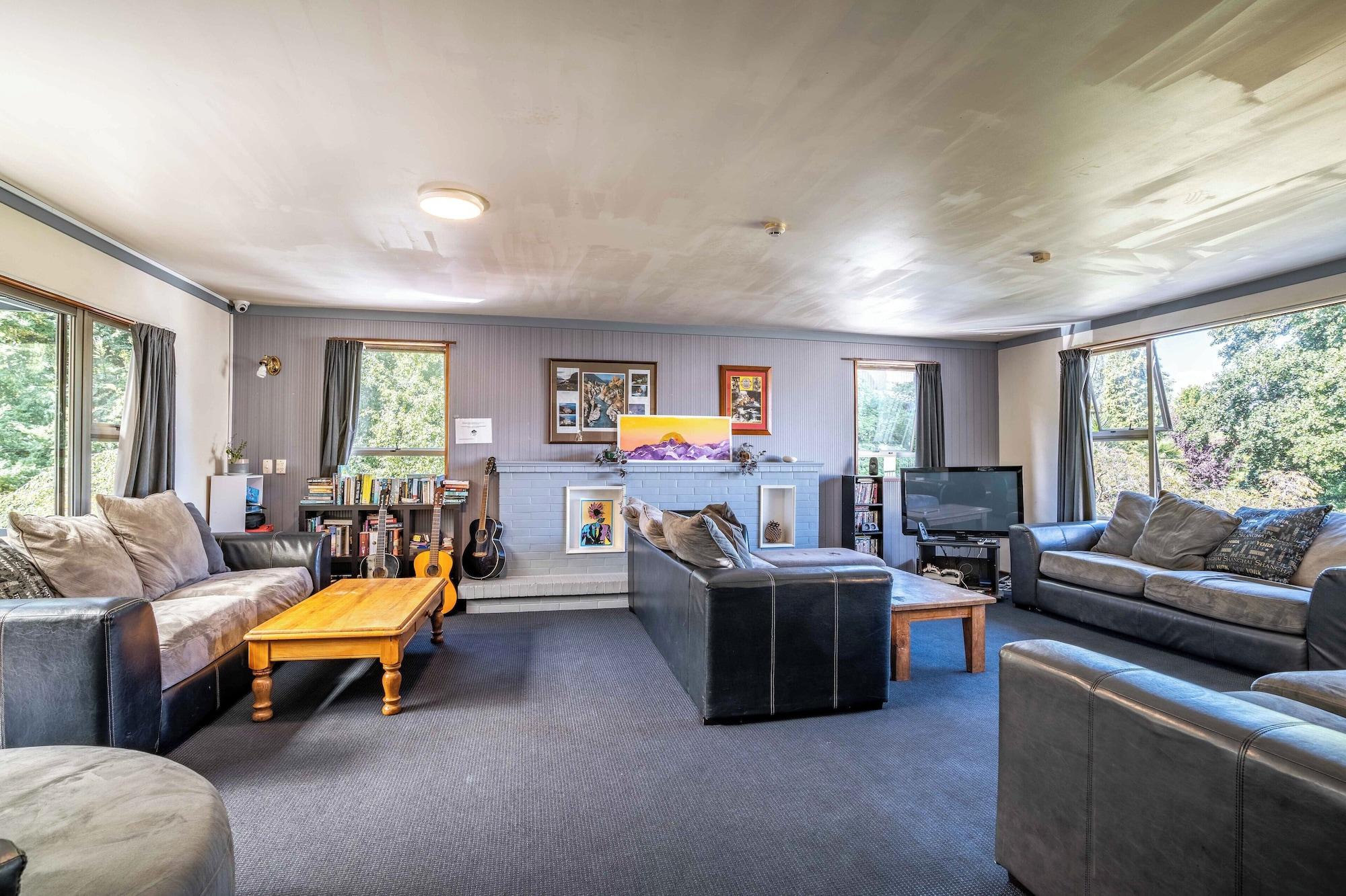 Vista Lobby The Flaming Kiwi Backpackers