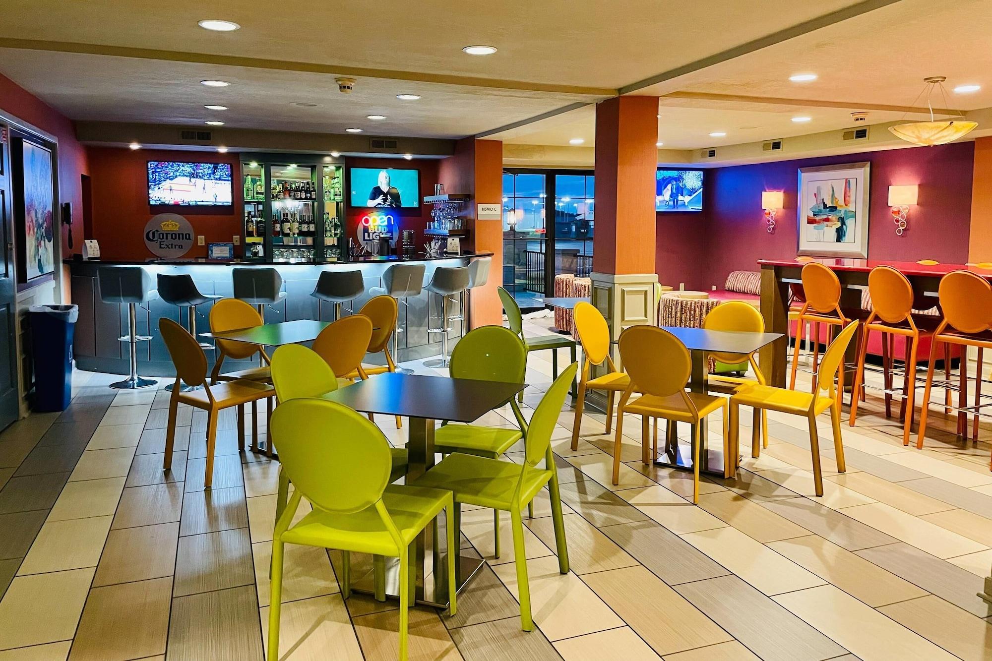 Restaurant Clarion Inn & Suites Evansville Eastland Area