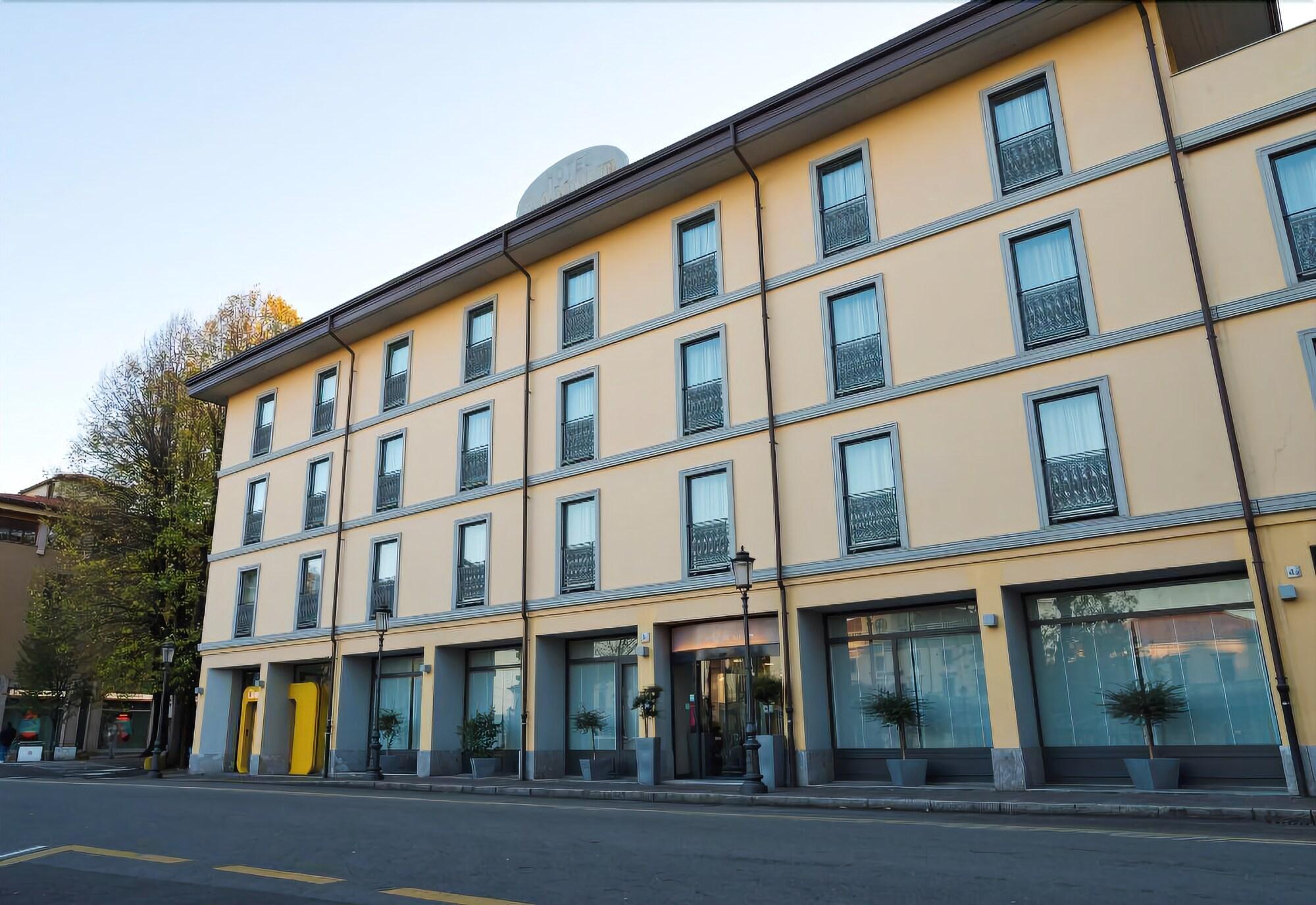 Vista Exterior Hotel Cavour Novara