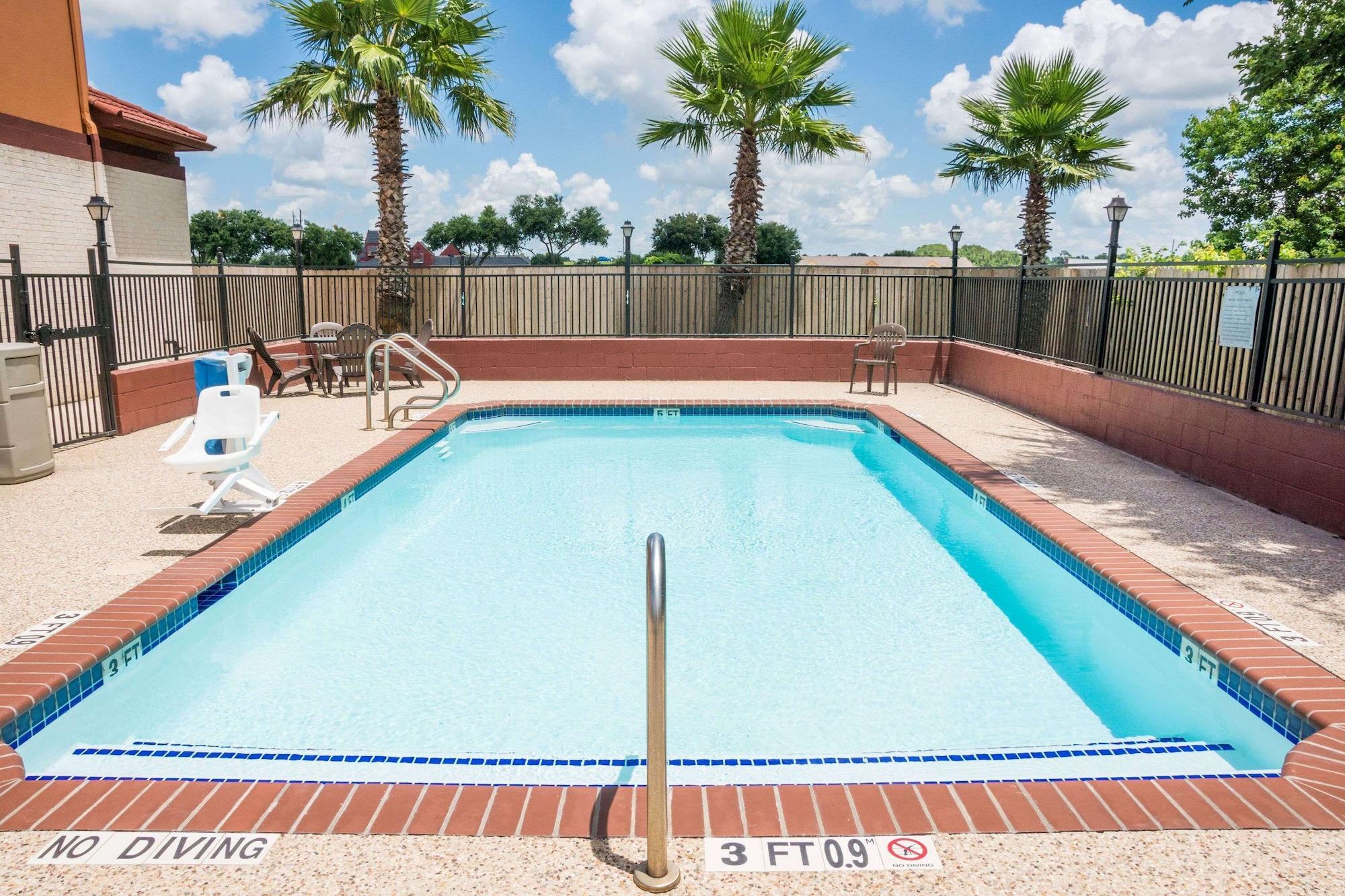 Vista Piscina Super 8 by Wyndham Brookshire TX