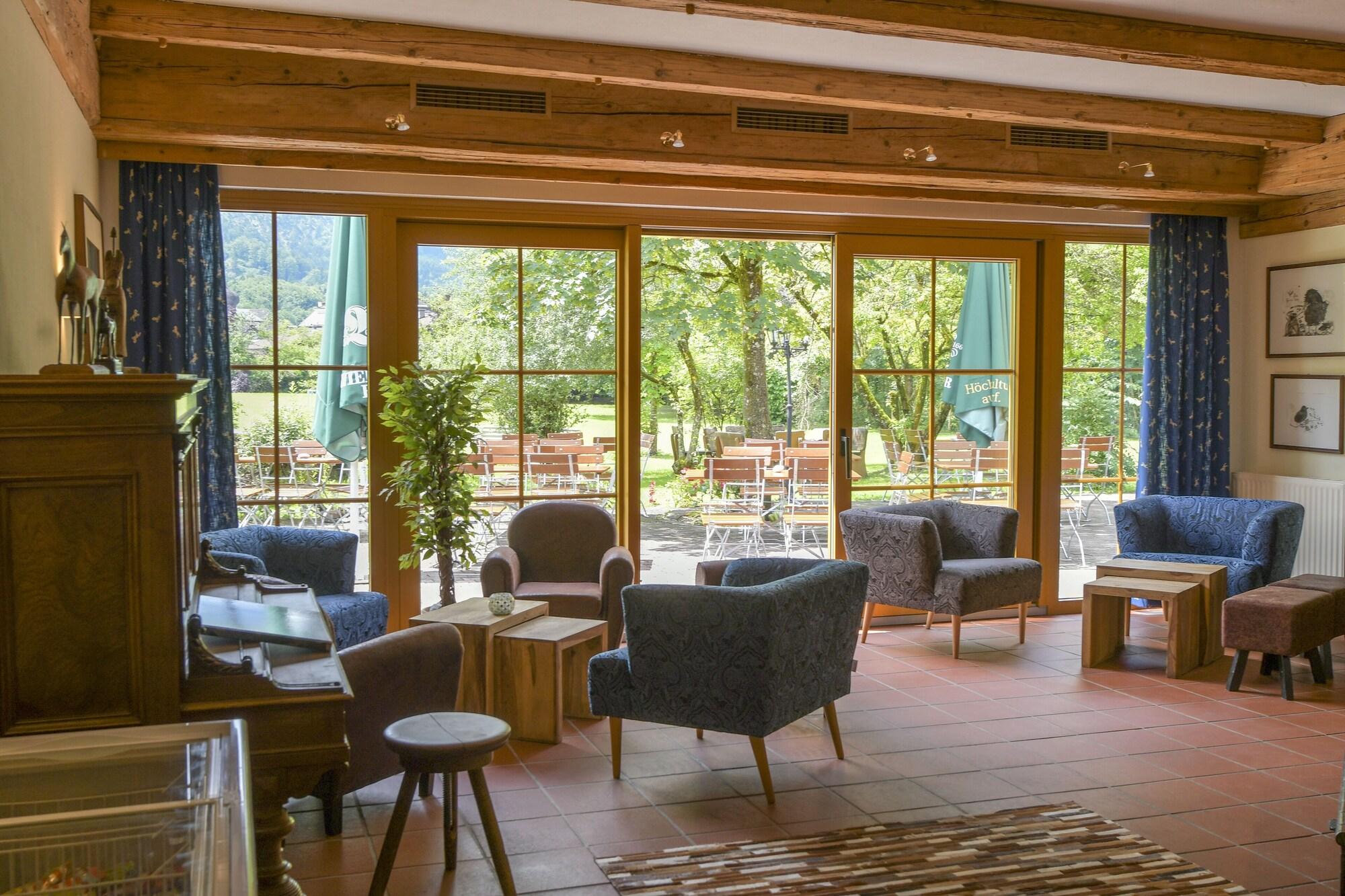 Bar/Salón Gutshof Wolfgangsee Resort & Event Hotel