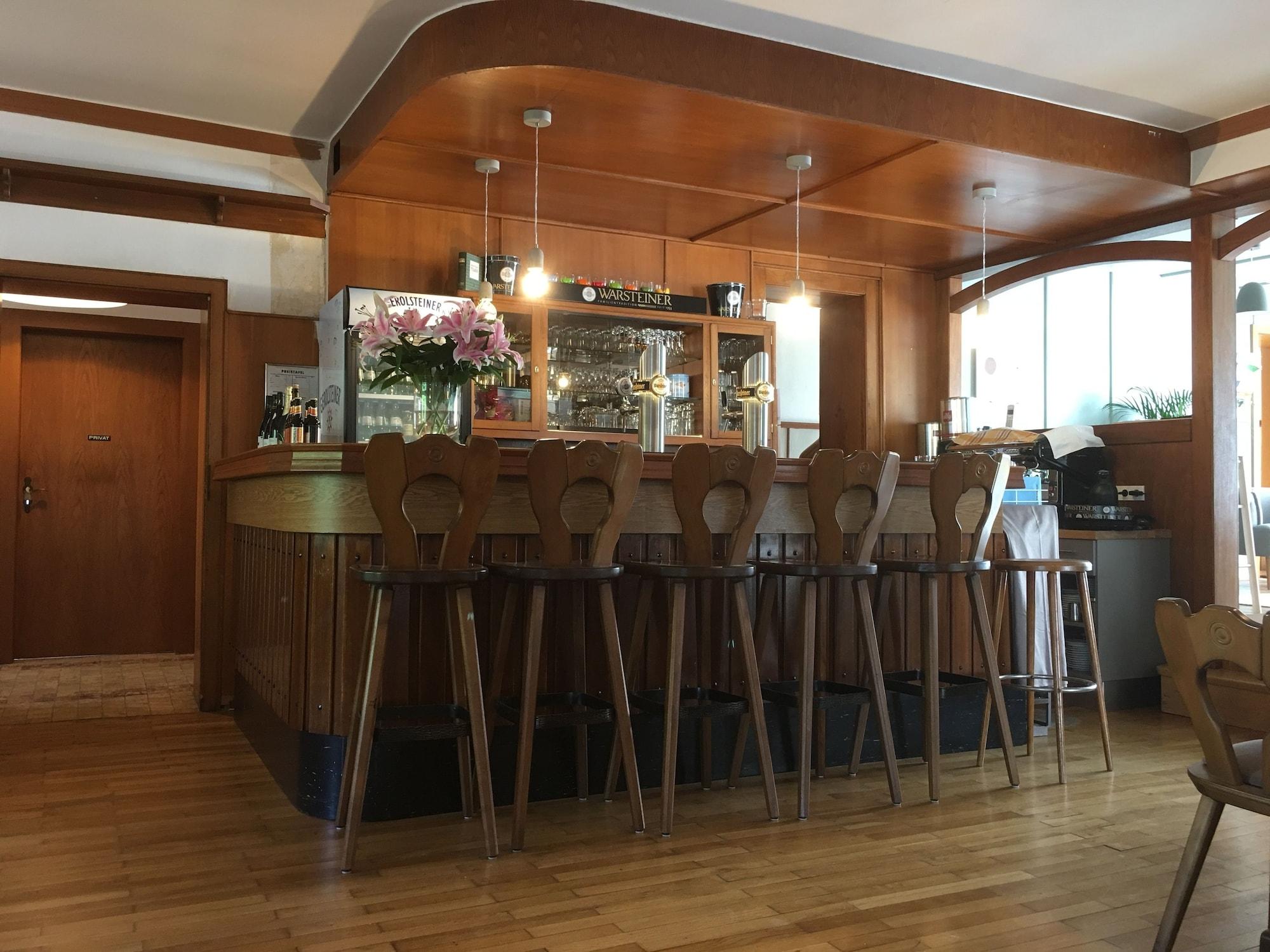 Bar/Salón Hotel & Restaurant Zur Moselterrasse
