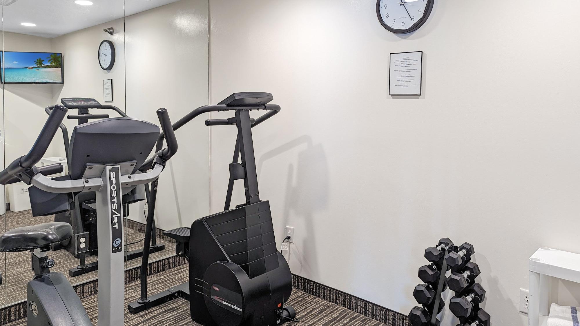 Gimnasio Estherville Hotel & Suites